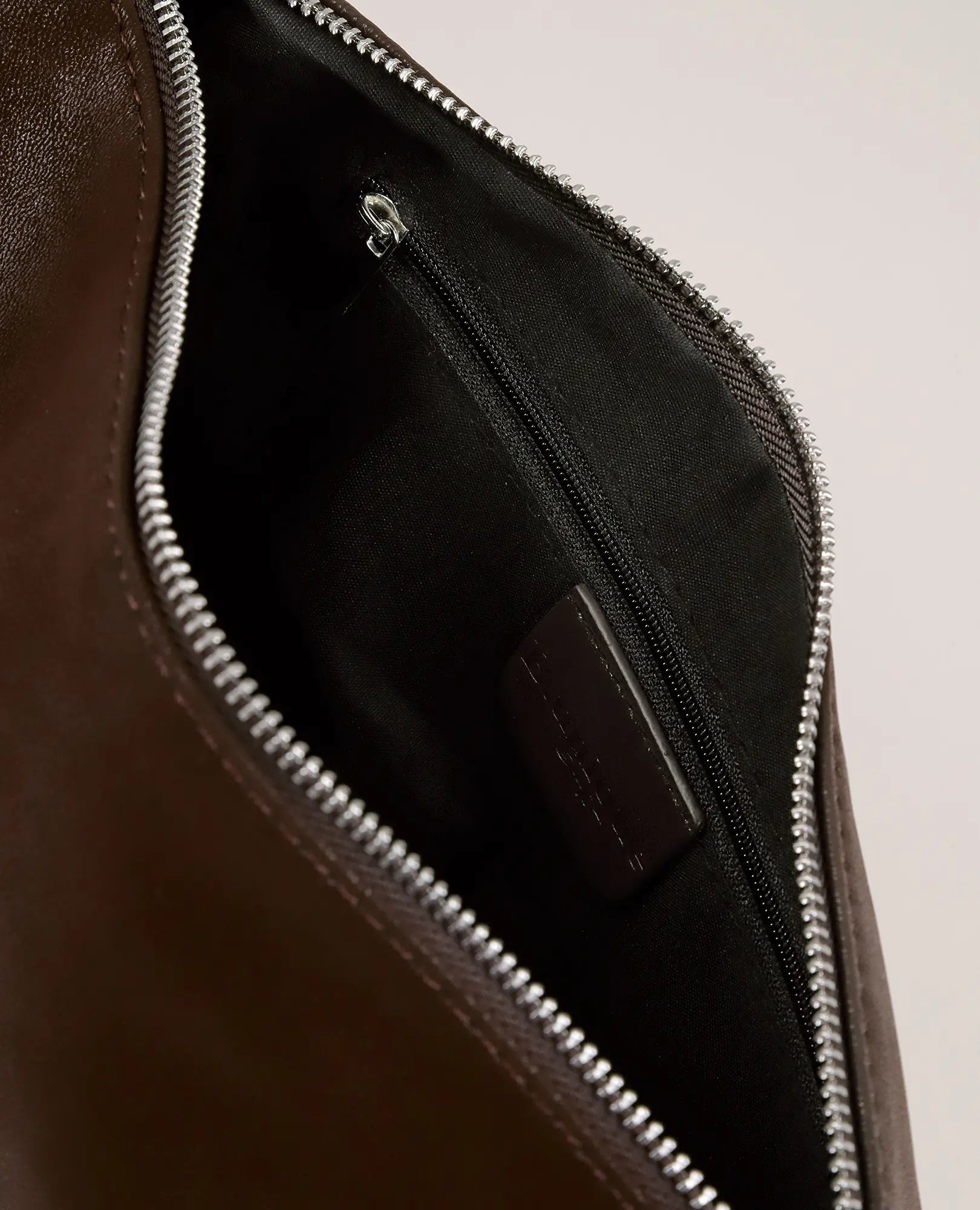 תיק צד מלבני מדגם "אליס" של B-Unique Bags, בצבע חום דמוי עור עם רוכסן כסוף וכיס פנימי שחור עם רוכסן.