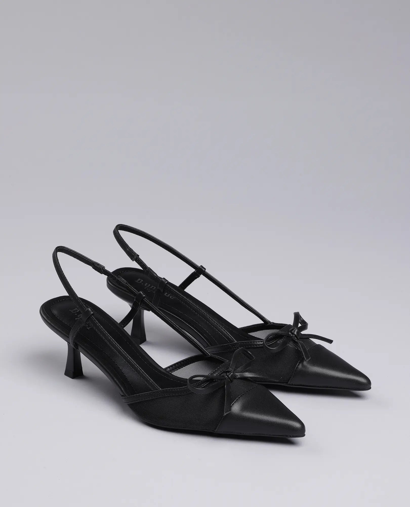 זוג נעלי עקב שפיץ-גילת B-Unique VEGAN, דמוי עור שחור, עקב בינוני ושפיץ עם קישוט פפיון.