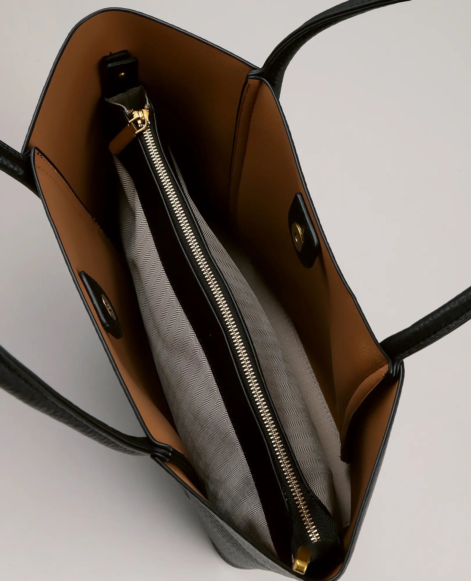תיק צד שחור עם כיס קדמי - "ליבי" מבית B-Unique Bags, דמוי עור, בטנה בצבע חום בהיר, תא פנימי עם רוכסן, סגירת מגנט.