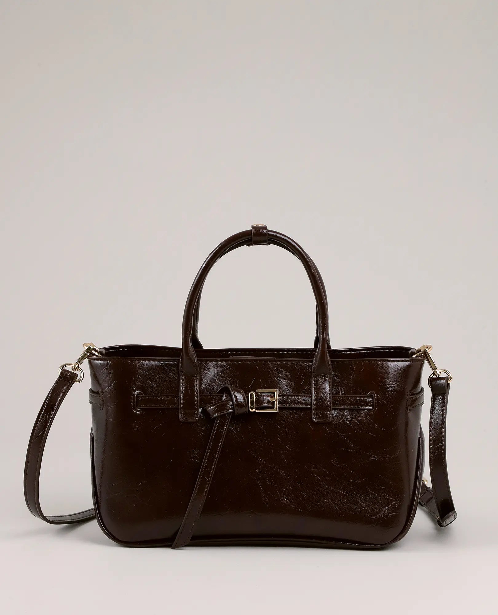 תיק צד "קלריס" מבית B-Unique Bags בגוון חום-7, עם ידיות עליונות, אבזם קדמי ורצועת כתף נשלפת.