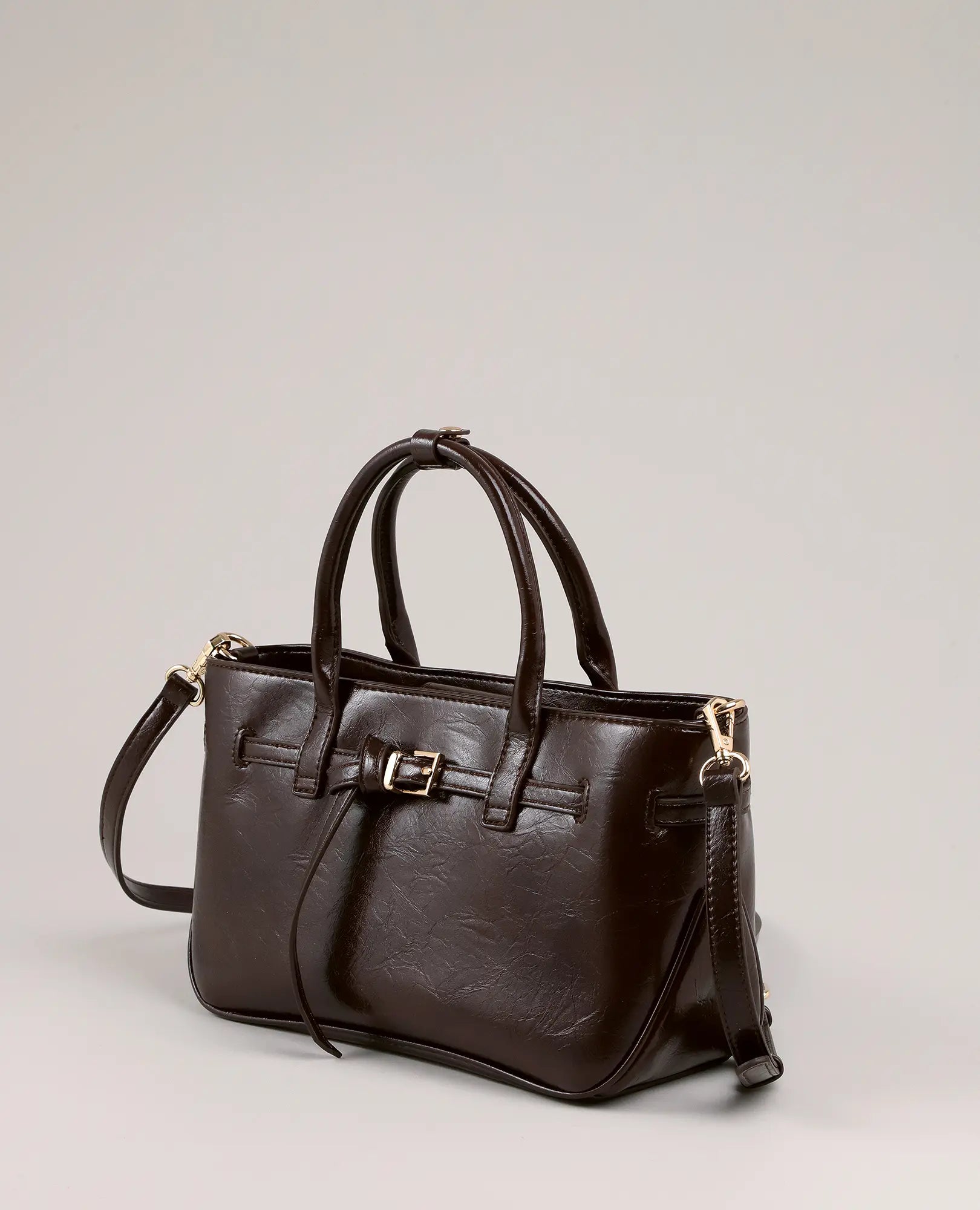 תיק צד "קלריס" מבית B-Unique Bags: דמוי עור חום כהה, אבזם, ידיות עליונות, רצועת כתף ואביזרים מוזהבים.