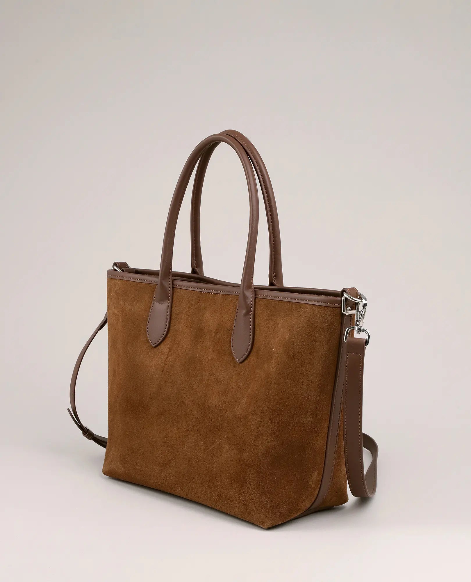 תיק צד מזמש ועור קמל של B-Unique Bags עם ידיות עור ורצועה נשלפת, מצולם על רקע ניטרלי.