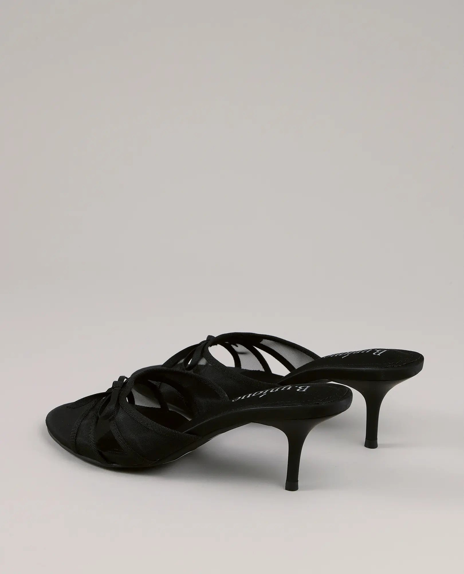 זוג כפכפי עקב "פאר" מבית B-Unique VEGAN, עם רצועות דקות ועקב דק על רקע חלק.