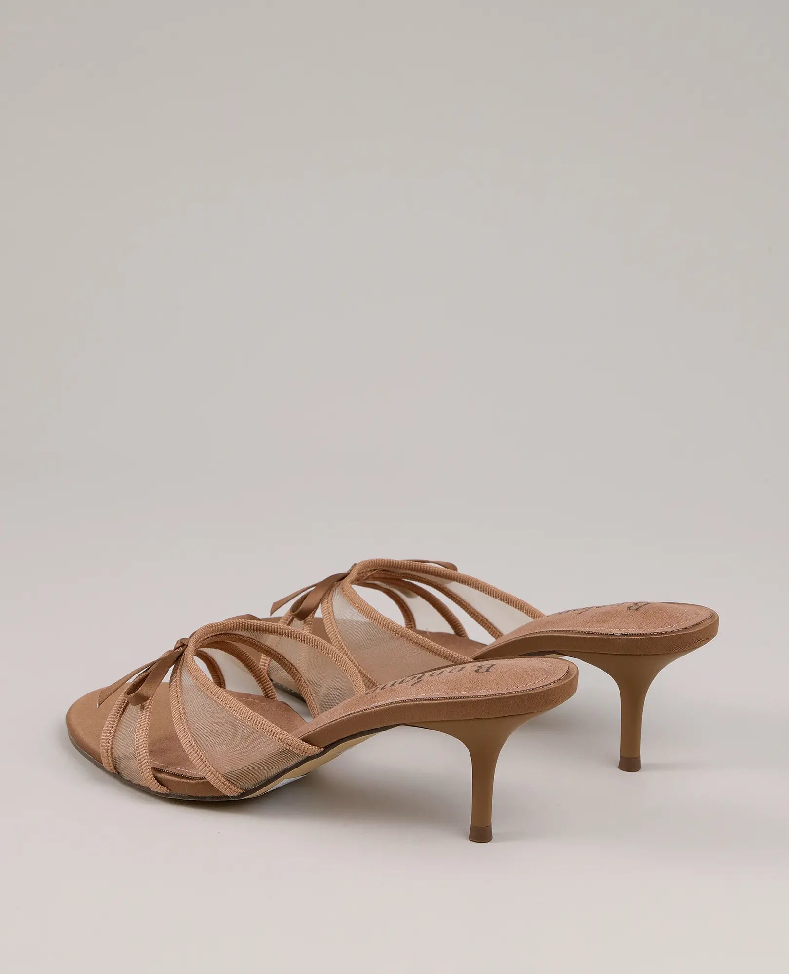 כפכפי עקב - דגם "פאר" של B-Unique VEGAN בצבע חום בהיר עם רצועות דקות ועקב דק, מוצגים כך שניתן לראות את שתי הנעליים.