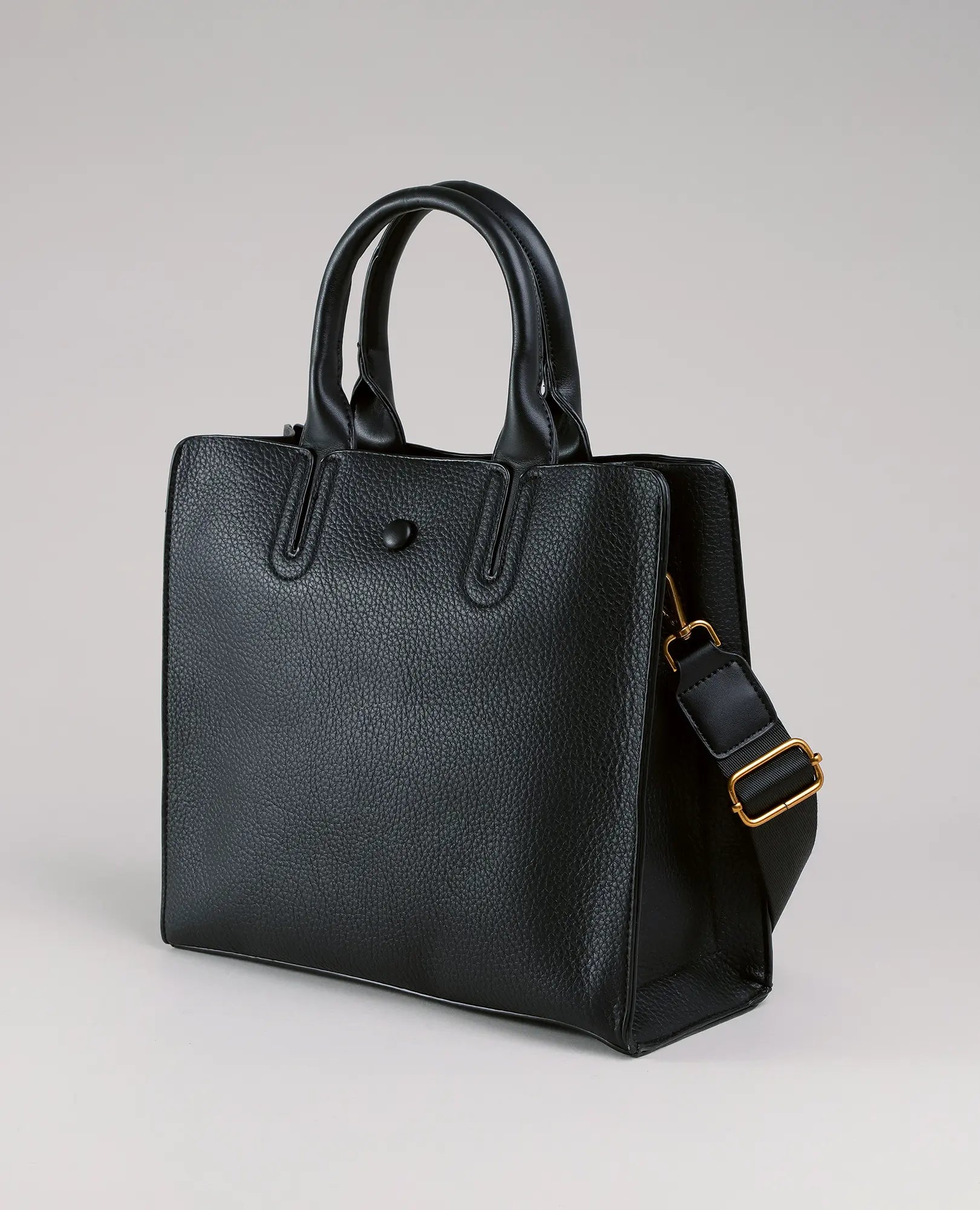 תיק צד של B-Unique Bags, דמוי עור שחור עם ידיות, רצועה נשלפת ואביזרי זהב על רקע ניטרלי.