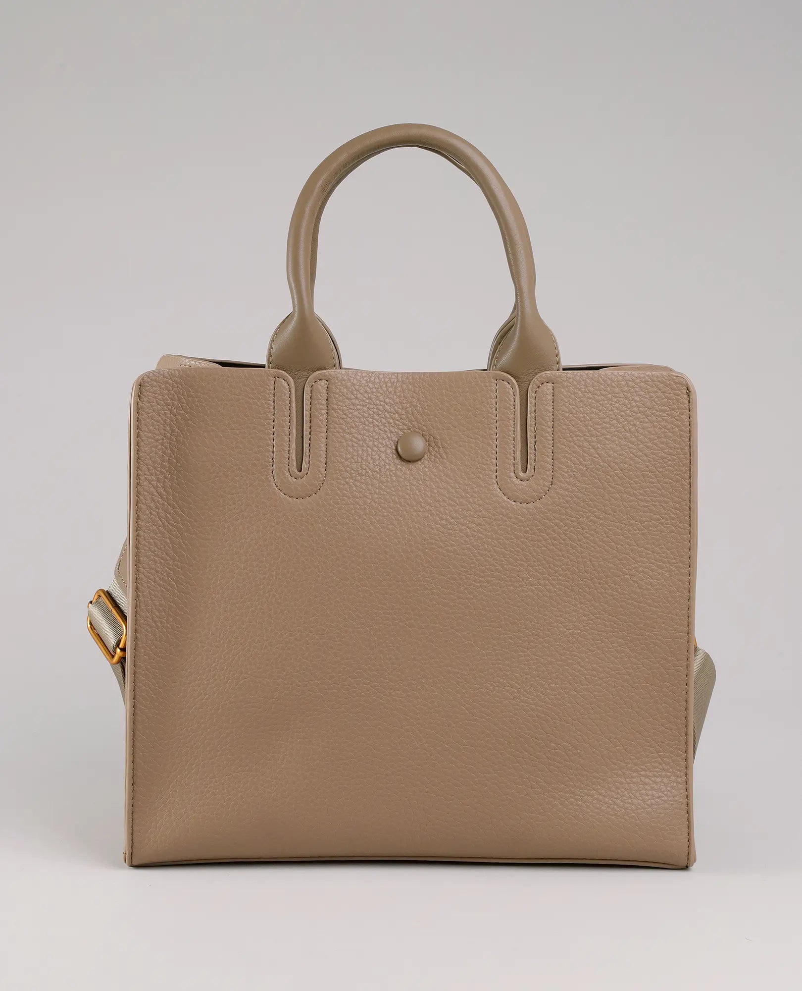 תיק צד של B-Unique Bags, דמוי עור בצבע טאופ עם ידיות עליונות, סגירת כפתור ורצועה נשלפת.