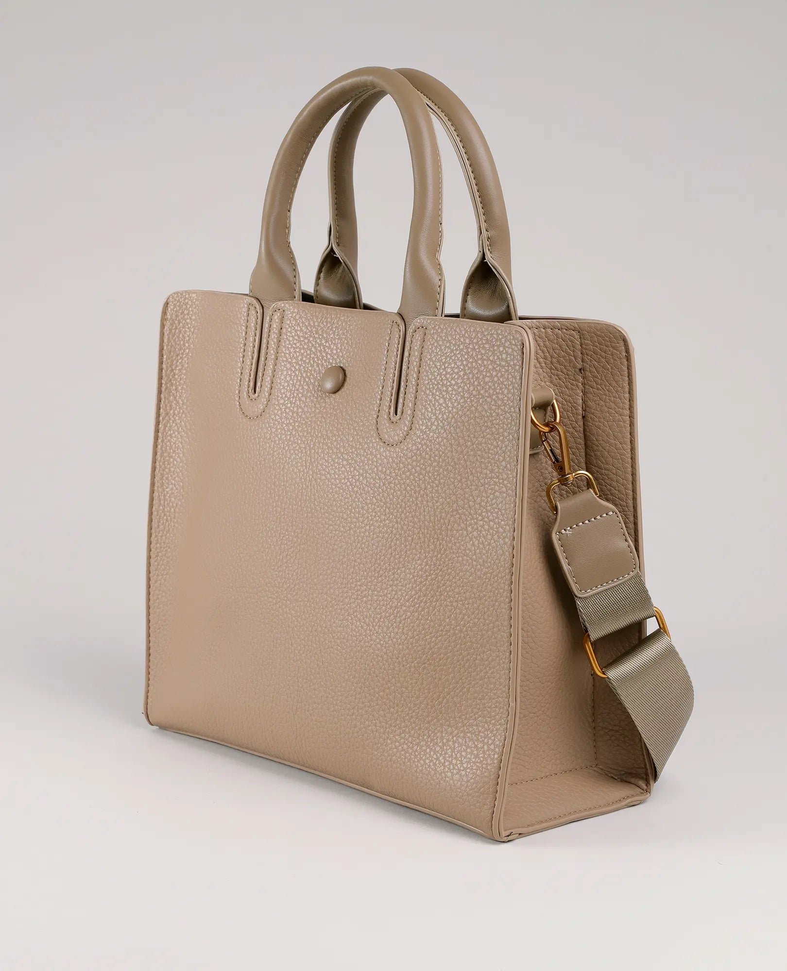 תיק צד-קים של B-Unique Bags בצבע חאקי, עם ידיות קצרות ורצועת כתף רחבה הניתנת להסרה, מוצג על רקע חלק.