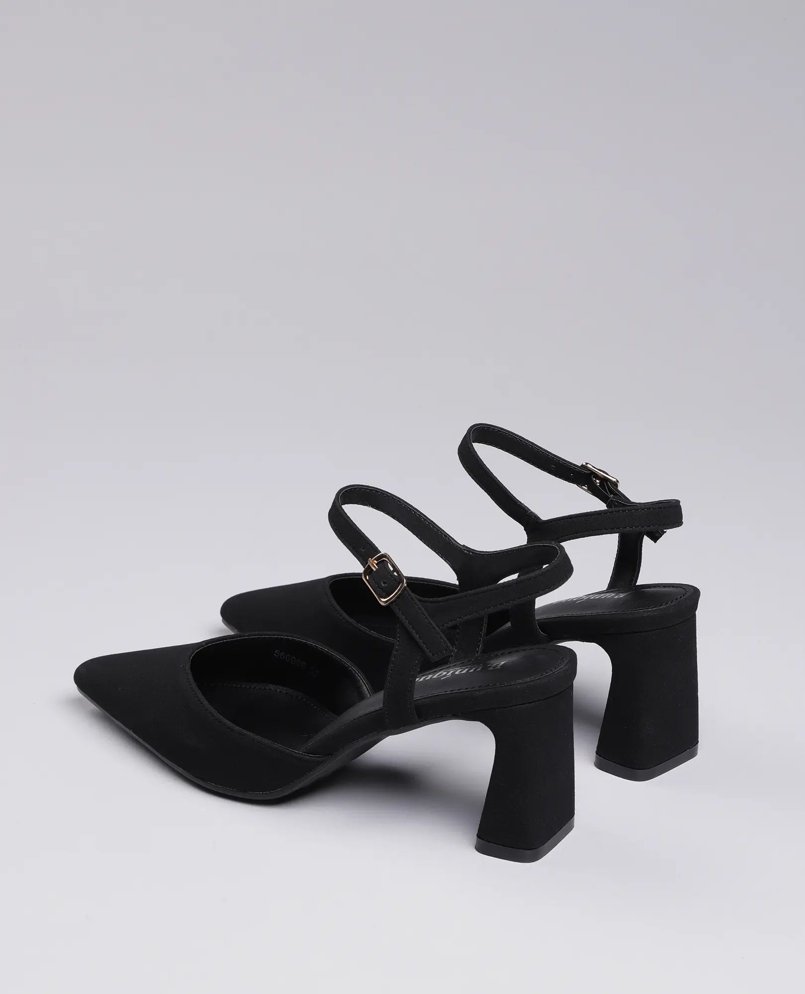 נעלי עקב - דגם "ארין" של B-Unique VEGAN, דמוי זמש שחור עם עקב בינוני ורצועות דקות בקרסול, מצולמות מהצד האחורי.