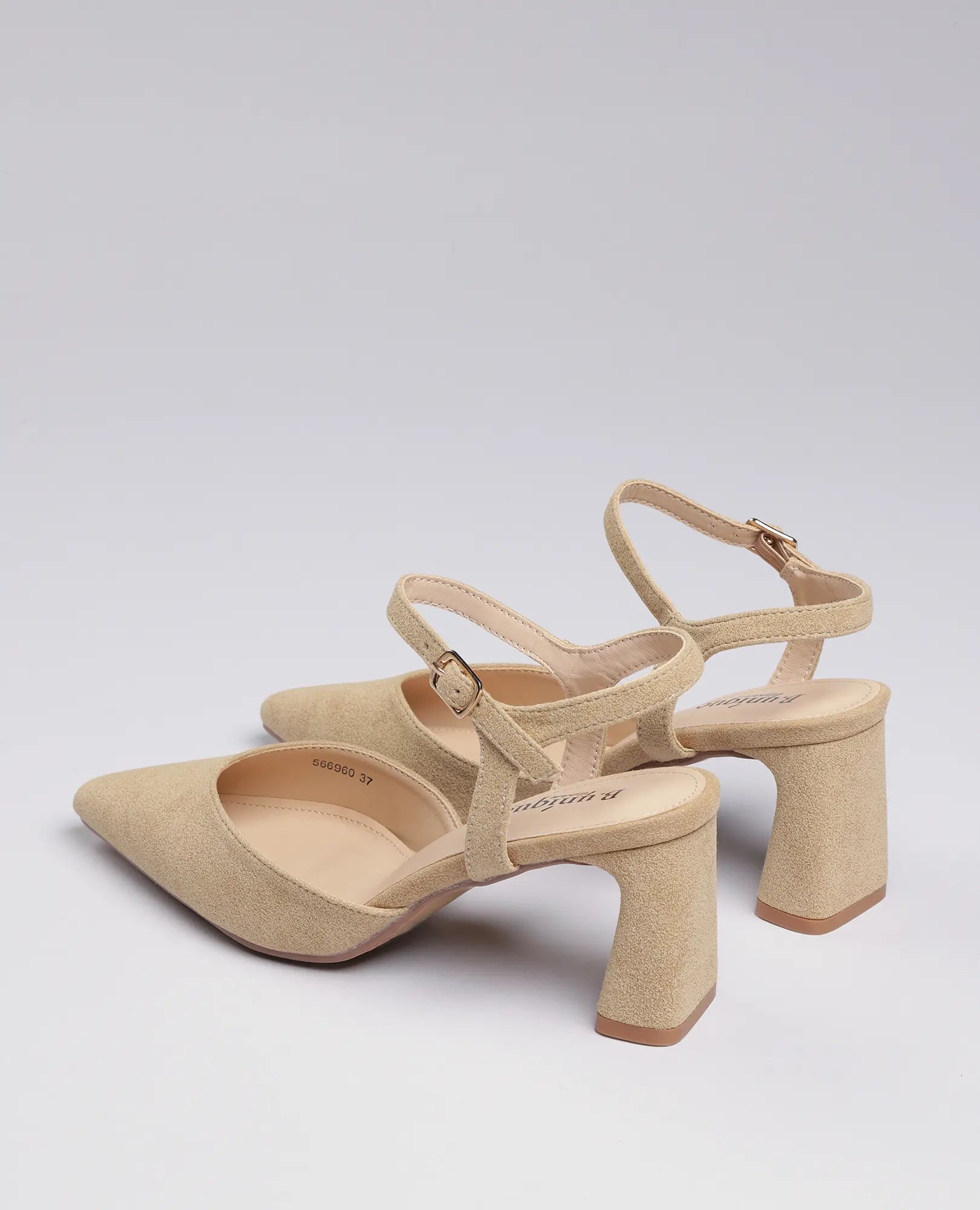 נעלי עקב - דגם "ארין" של B-Unique VEGAN, דמוי זמש בצבע בז', עקב בינוני ועקב מחודד עם רצועות קרסול.