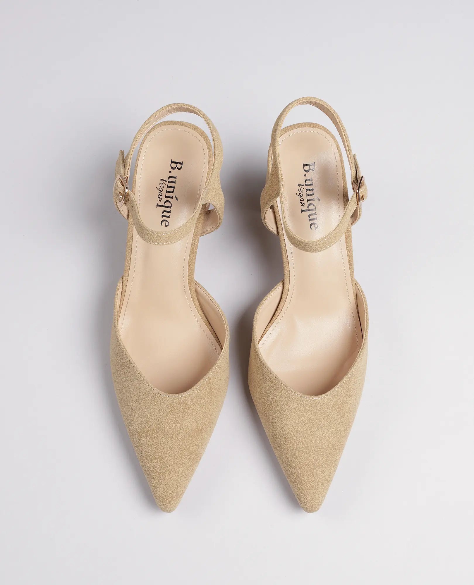 נעלי עקב - דגם "ארין" של B-Unique VEGAN, דמוי זמש בצבע בז', עקב בינוני עם רצועה בקרסול.