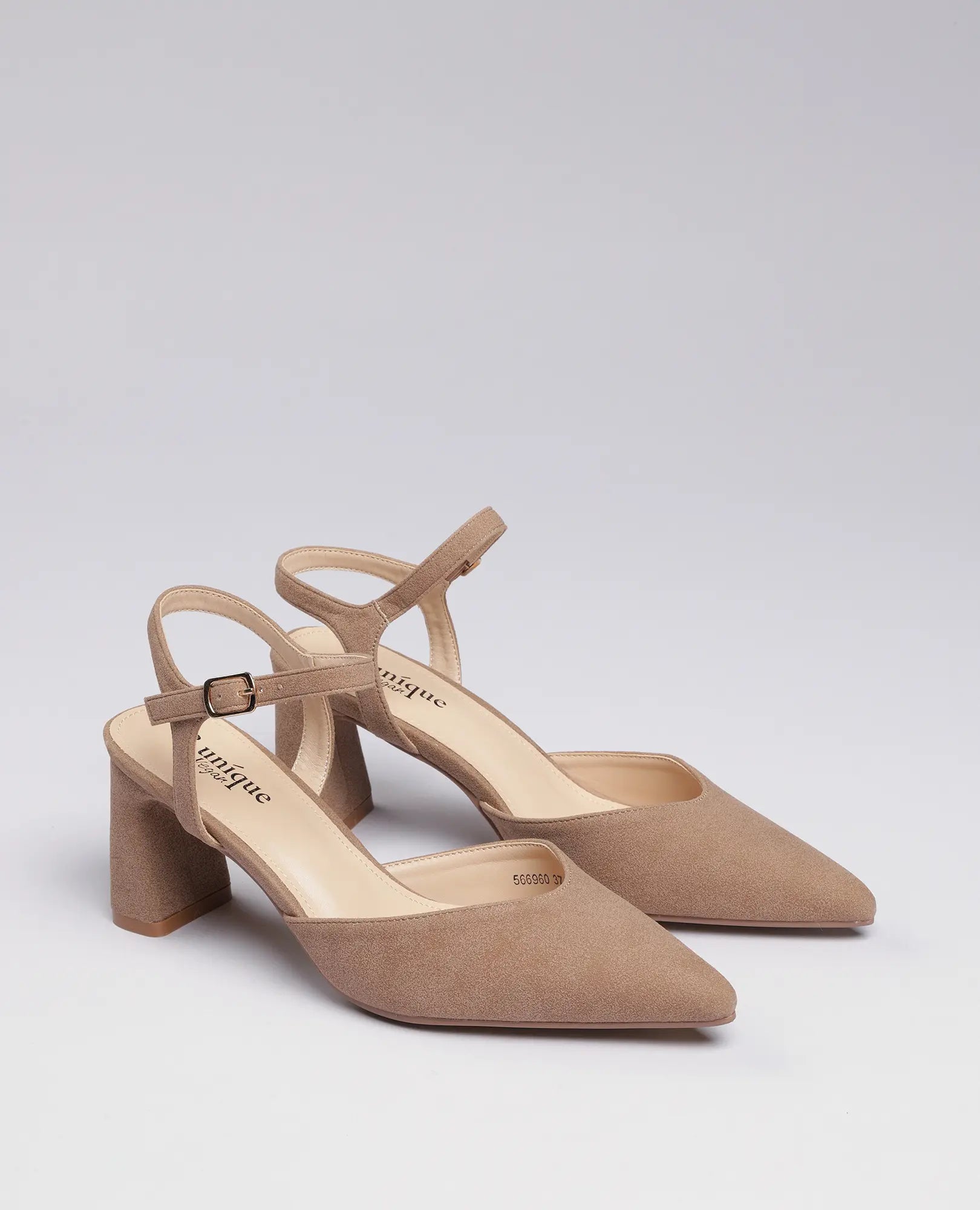 נעלי עקב - דגם "ארין" של B-Unique VEGAN, דמוי זמש בצבע בז', עקב בינוני, חרטום מחודד ורצועות קרסול עם אבזמים.