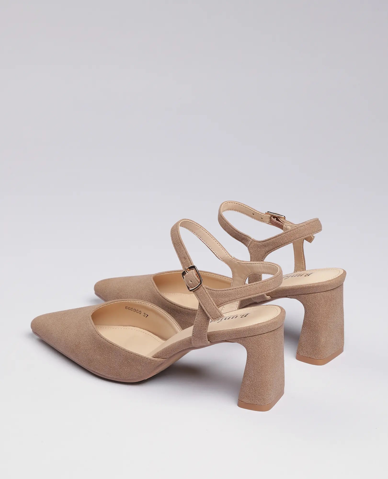 נעלי עקב - דגם "ארין" מבית B-Unique VEGAN, דמוי זמש בז', עם רצועות קרסול ועקב מחודד, מוצגות על רקע בהיר.