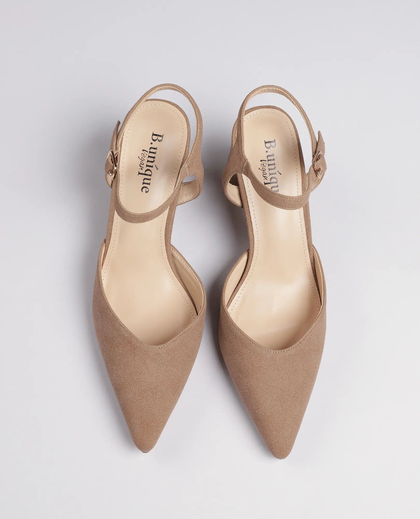 נעלי עקב - דגם "ארין" של B-Unique VEGAN, דמוי זמש בצבע בז', עקב בינוני, עיצוב סגור ורצועת קרסול.