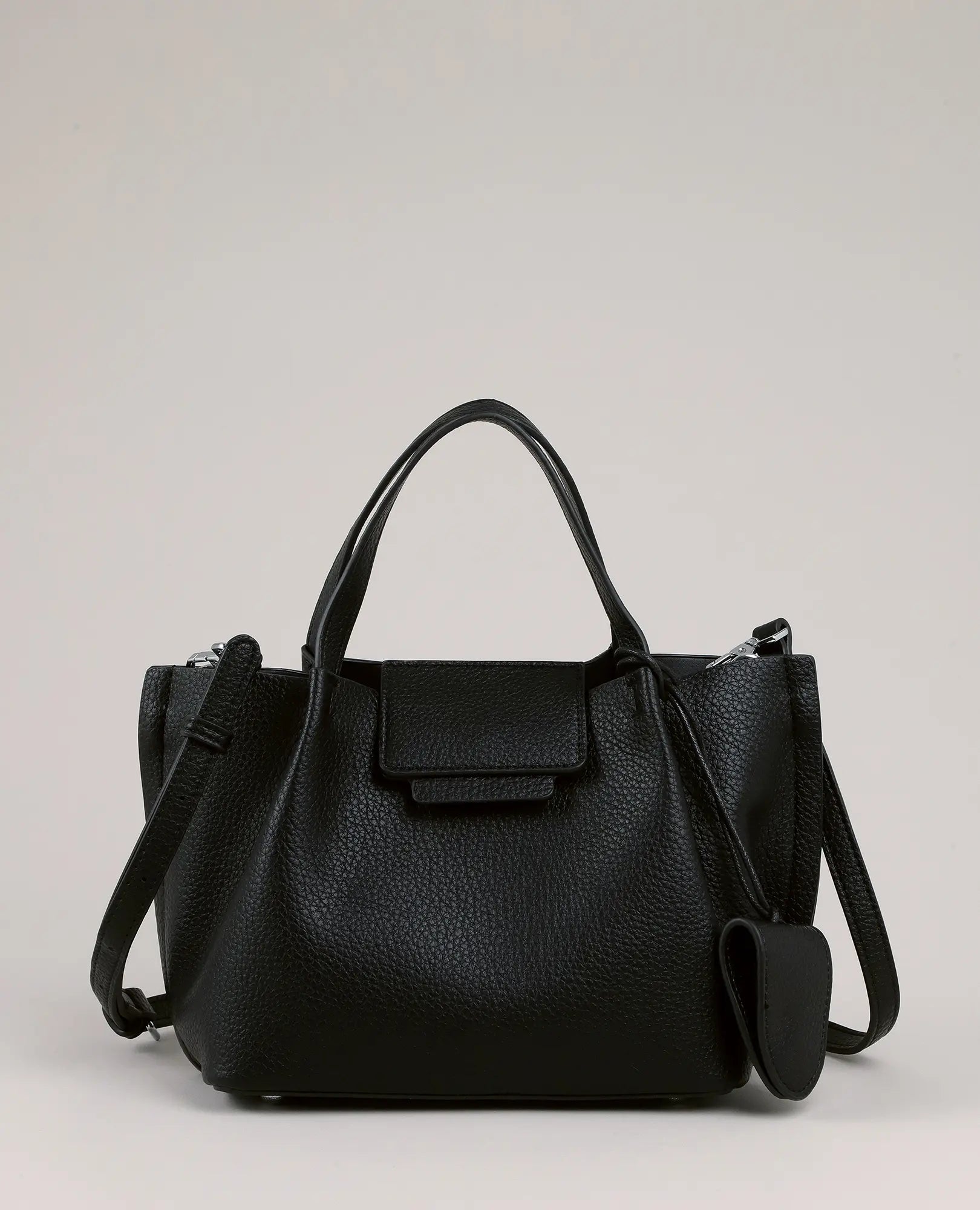 תיק צד - ויויאן מבית B-Unique Bags: תיק קטן דמוי עור בצבע שחור עם ידית עליונה, רצועה וכיס קדמי, על רקע בהיר.