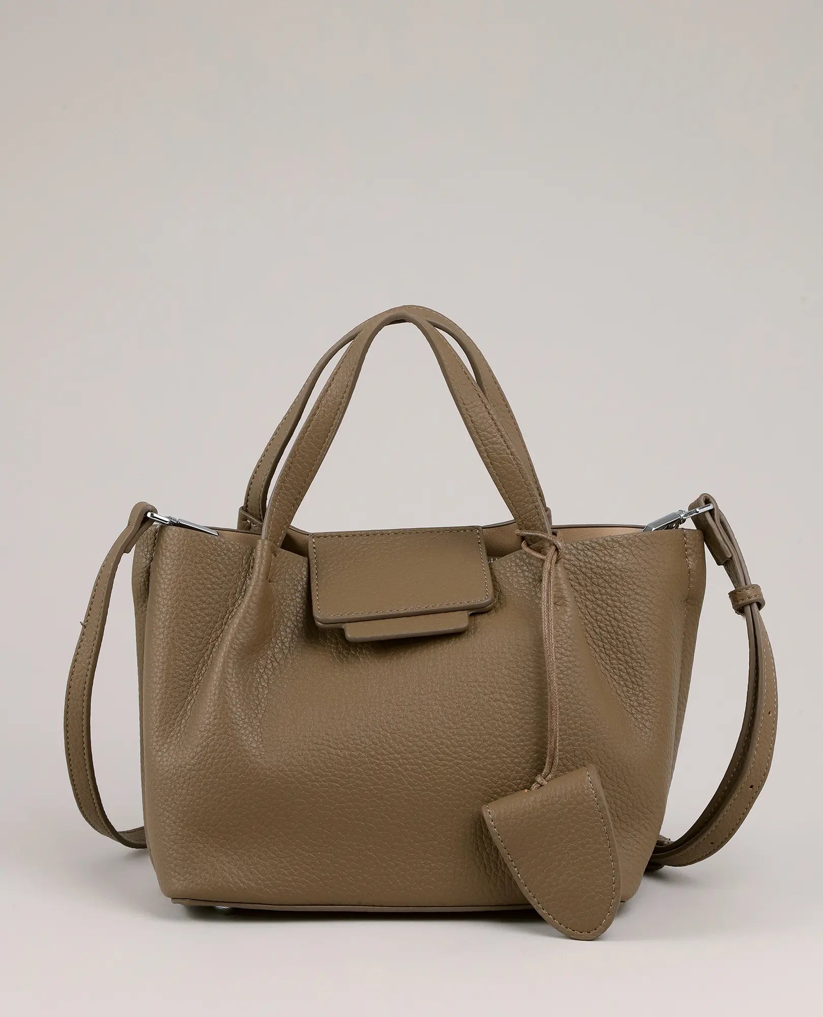 תיק צד - ויויאן מבית B-Unique Bags, דמוי עור בצבע טאופ עם ידיות, רצועת צד ותיק קטן מחובר.