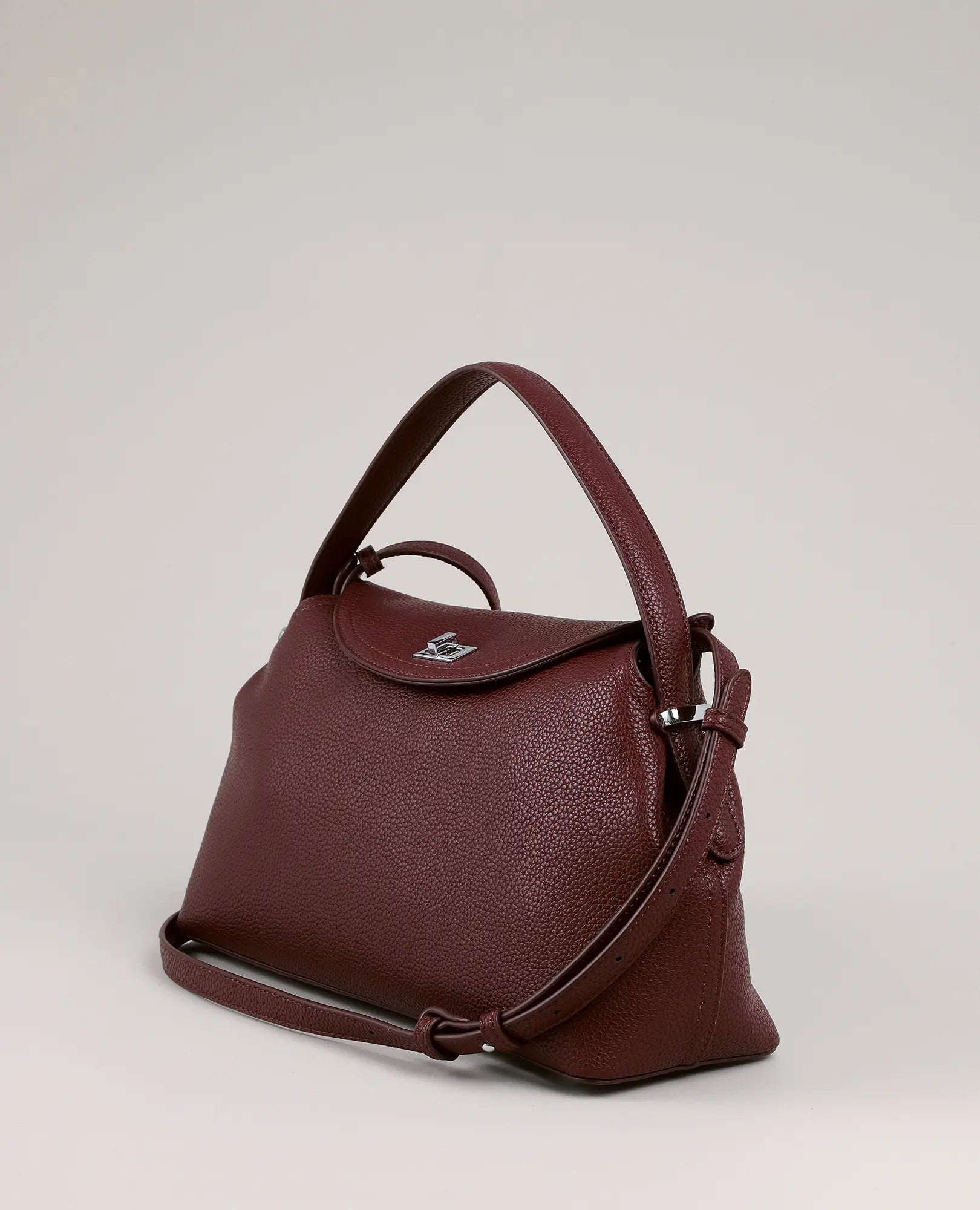תיק צד עם אבזם ומנעול - דגם "אליה" מבית B-Unique Bags בגוון בורדו, עם רצועת כתף מתכווננת וידית עליונה, על רקע בהיר.