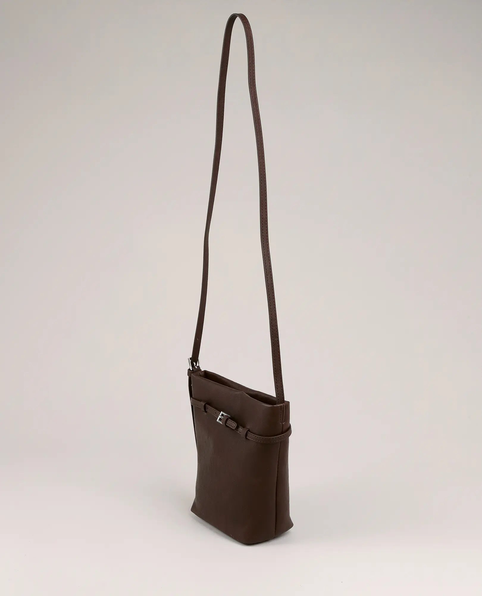 תיק צד - דגם "חן" מבית B-Unique Bags: דמוי עור חום, רצועה דקה ומתכווננת, מוצג על רקע בהיר.