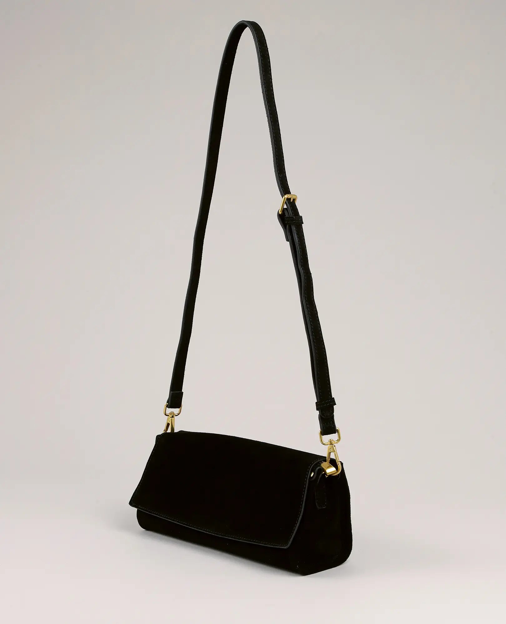 תיק צד מעור נילי מבית B-Unique Bags, בעיצוב אלגנטי עם אביזרי זהב ורצועה מתכווננת.