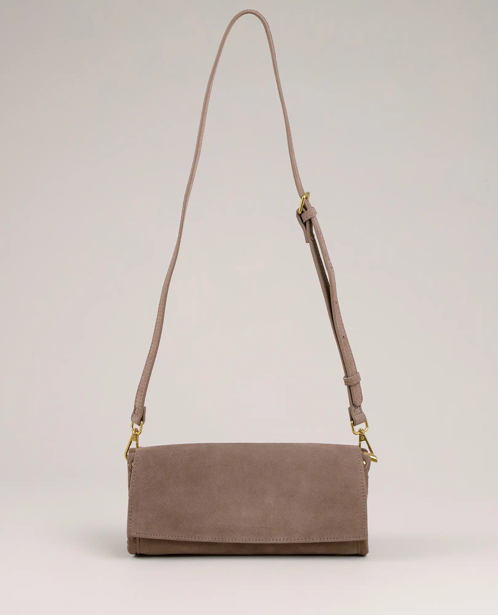 תיק צד מעור - נילי מבית B-Unique Bags עם רצועה מתכווננת ואלמנטים מוזהבים, מוצג על רקע בהיר.