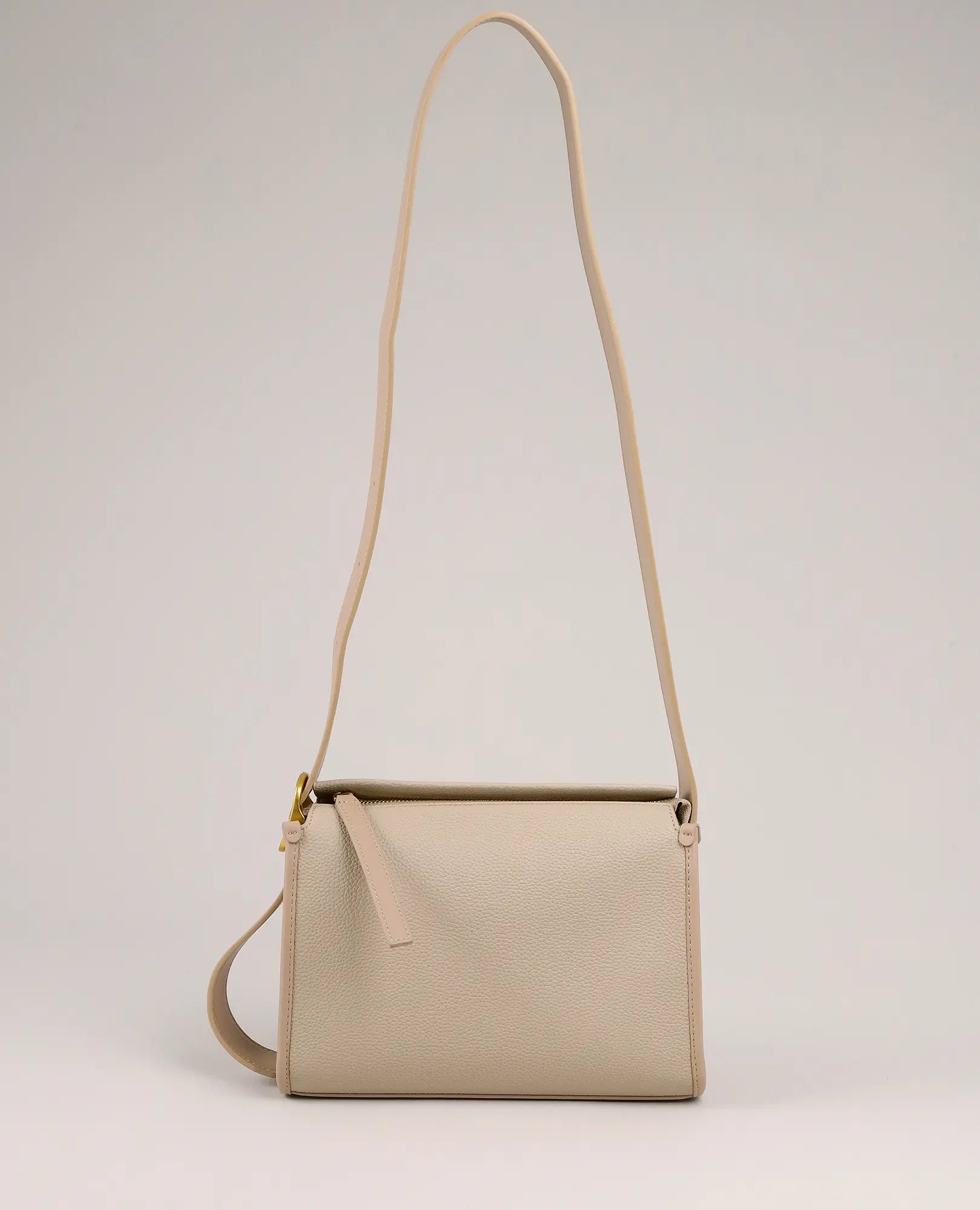 תיק צד קלאסי - יסמין מבית B-Unique Bags, דמוי עור בצבע בז', בעיצוב מלבני מינימליסטי ורתמה ארוכה.