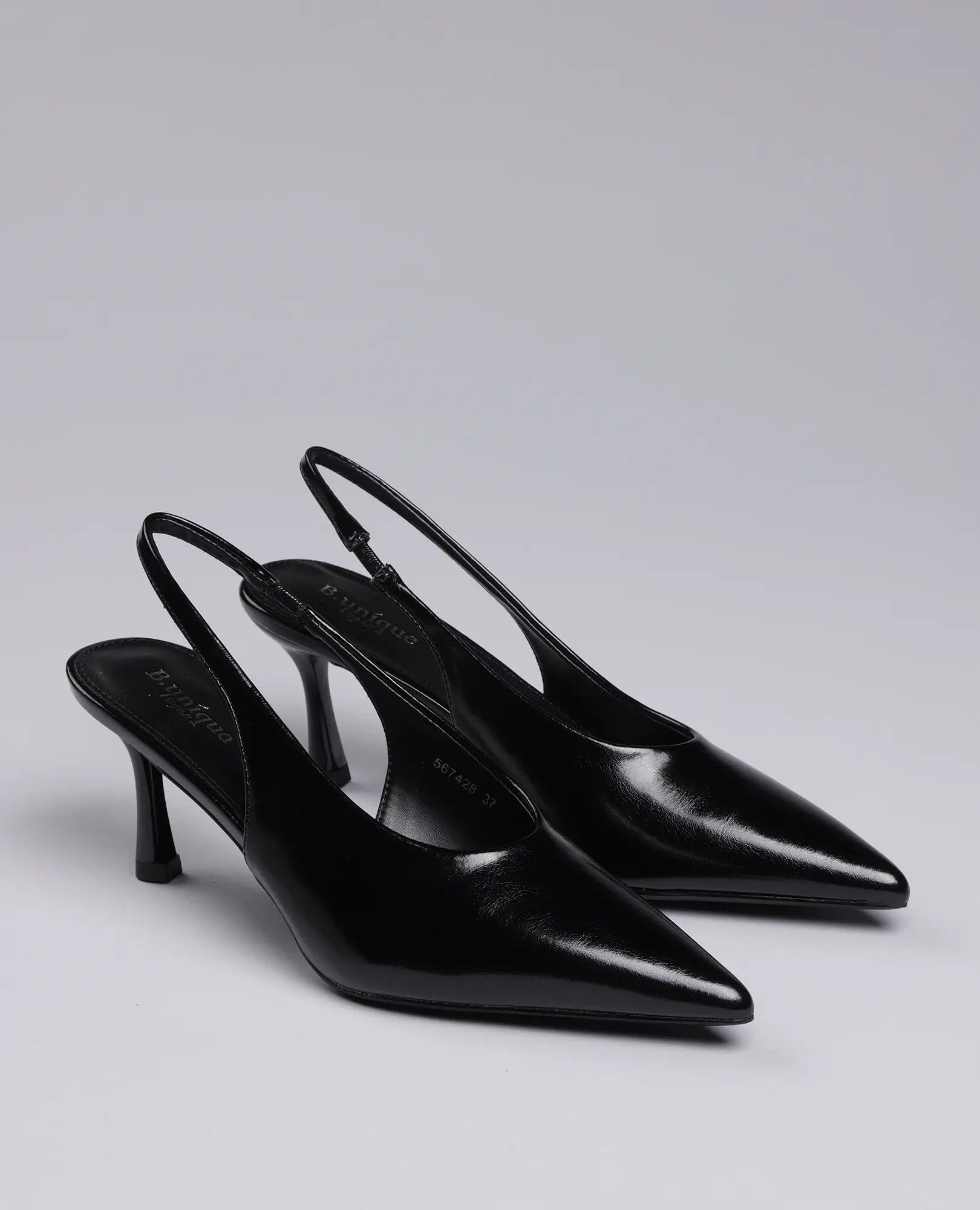 זוג נעלי עקב שפיץ- דורון מבית B-Unique VEGAN בצבע שחור, מוצג על רקע אפור בהיר אחיד.