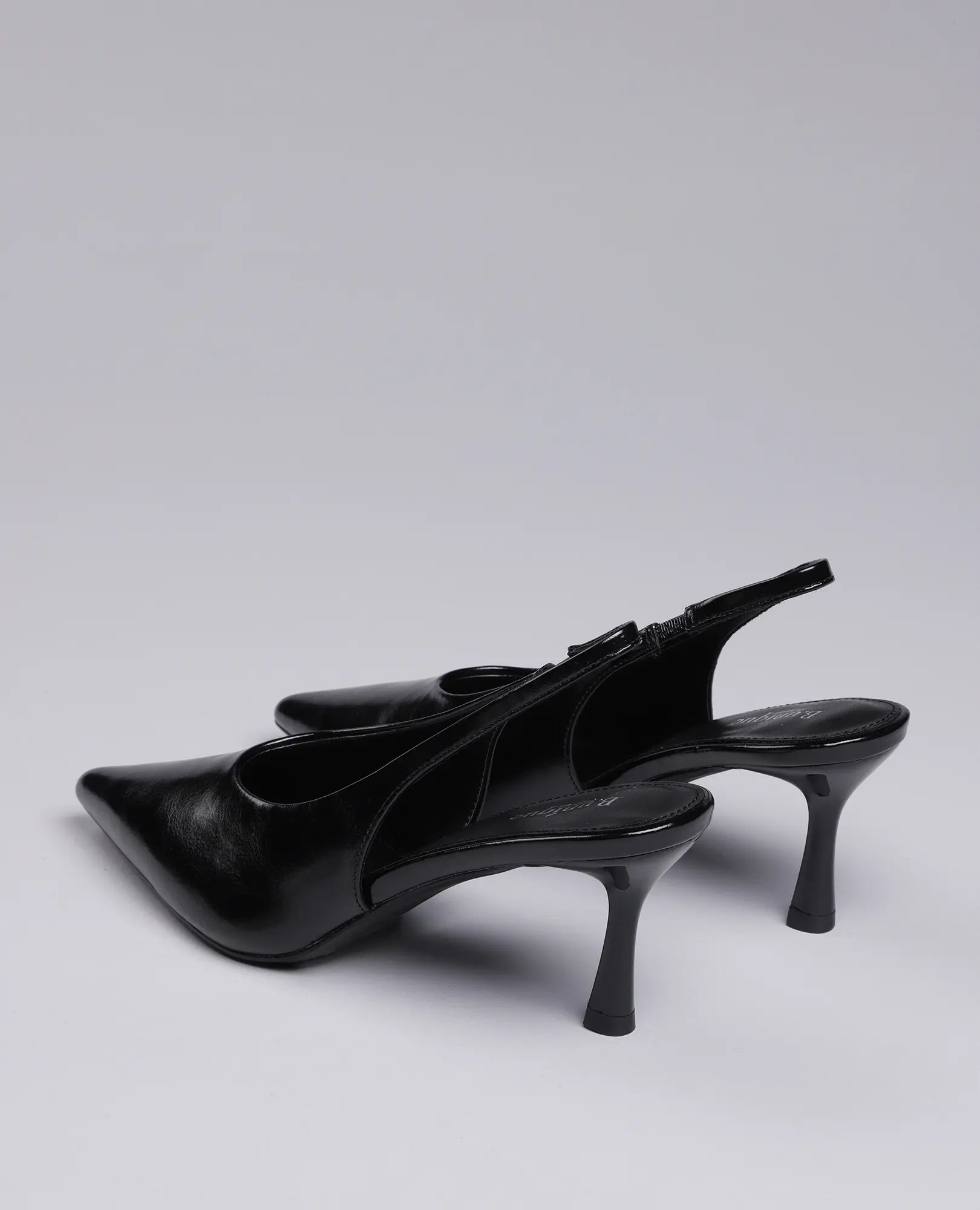 זוג נעלי עקב שפיץ- דורון מבית B-Unique VEGAN עם רצועות דקות ועקבים בינוניים על רקע חלק.