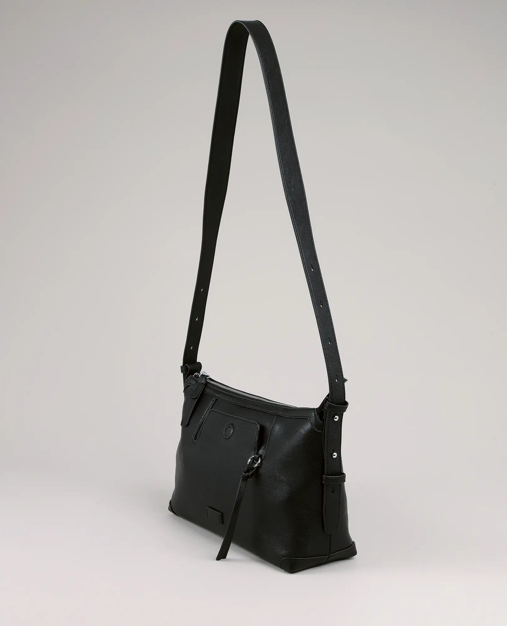 תיק צד - סטלה בצבע שחור מבית B-Unique Bags, עם רצועה מתכווננת וכיס קדמי עם רוכסן, מוצג על רקע חלק.
