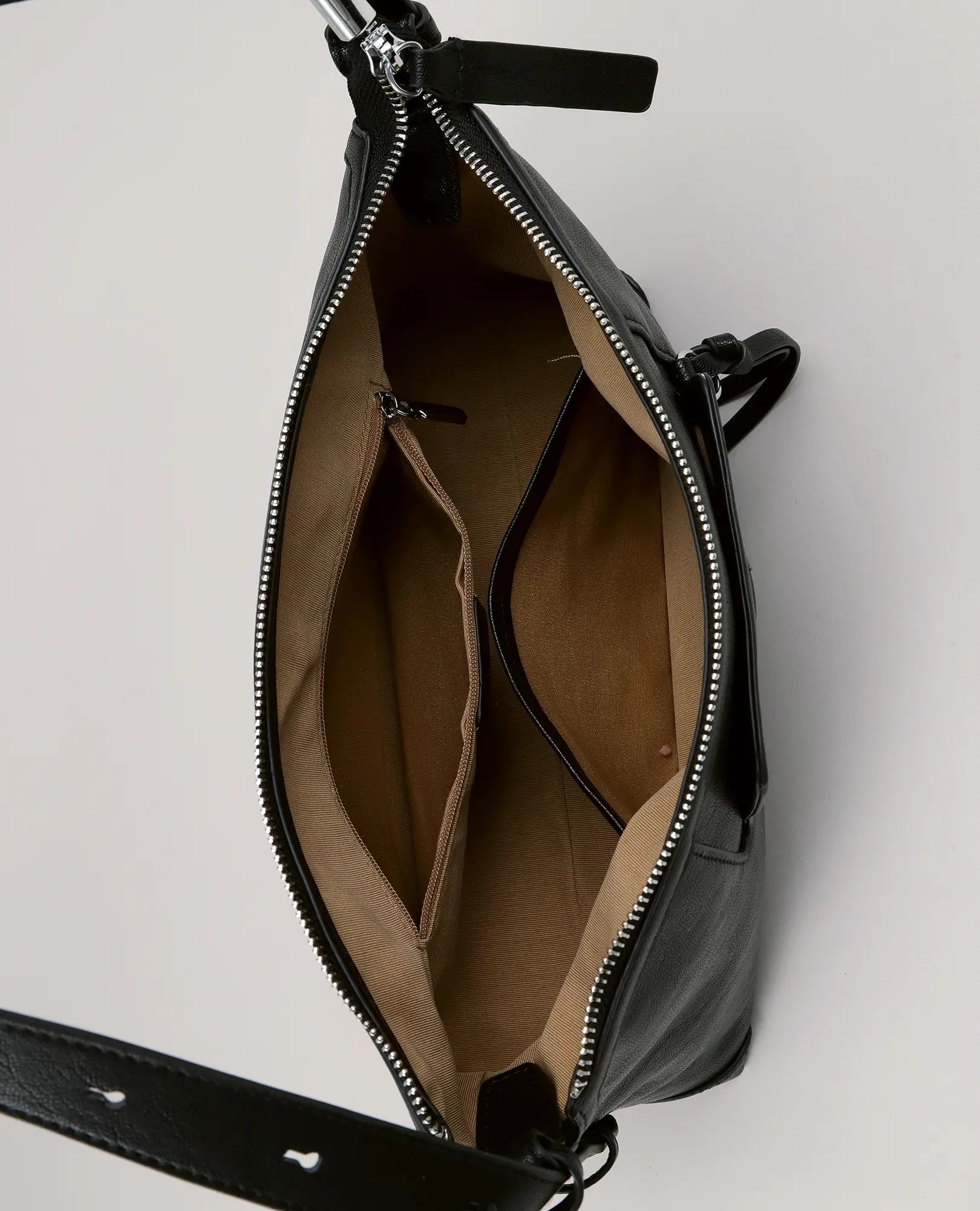תיק צד שחור פתוח - "סטלה" מבית B-Unique Bags, עם פנים בצבע בז', דמוי עור, תאים רבים וכיס עם רוכסן, מבט מלמעלה.