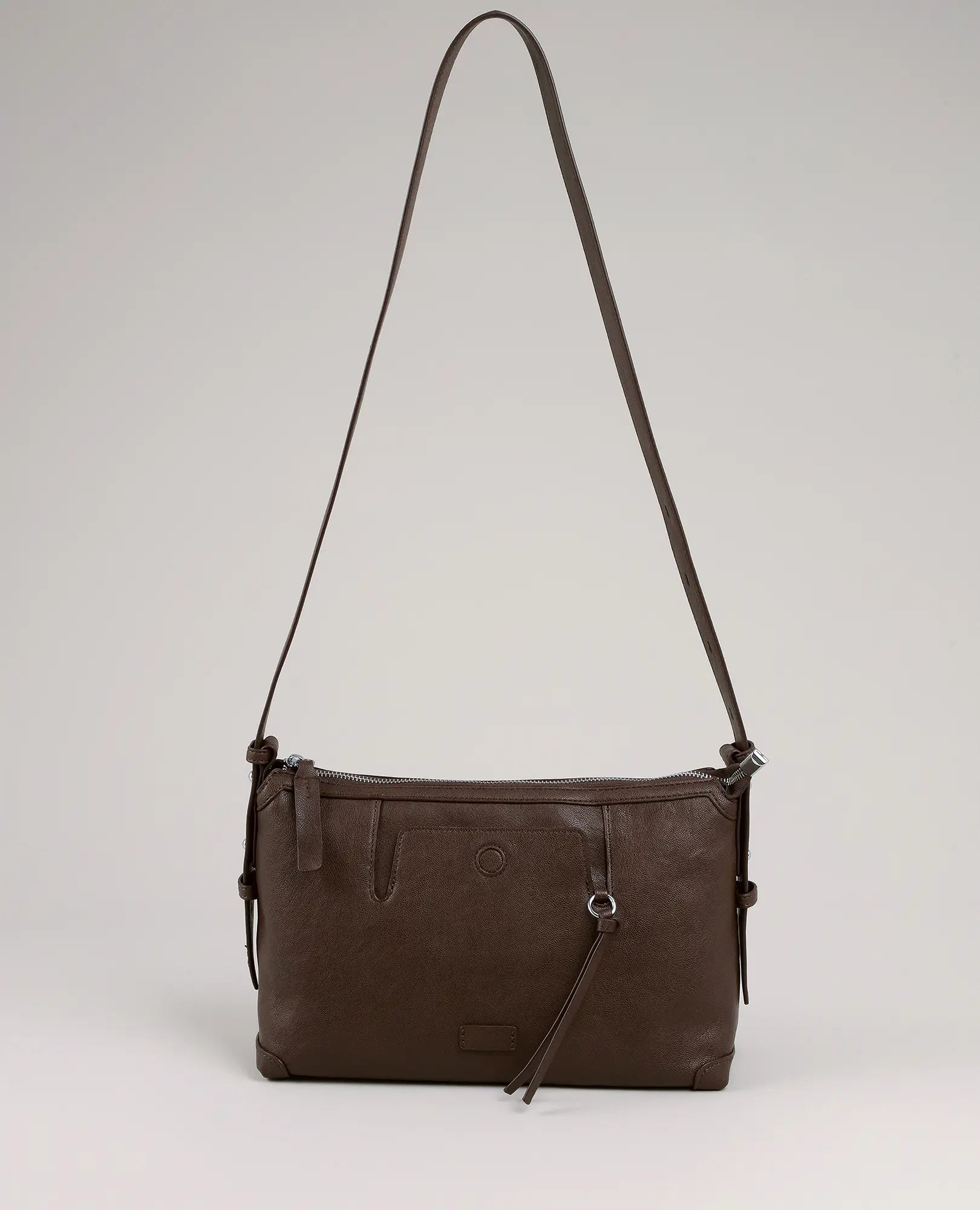 תיק צד - סטלה בצבע קפה מבית B-Unique Bags, עם רצועת כתף מתכווננת וכיס קדמי עם רוכסן, על רקע בהיר.