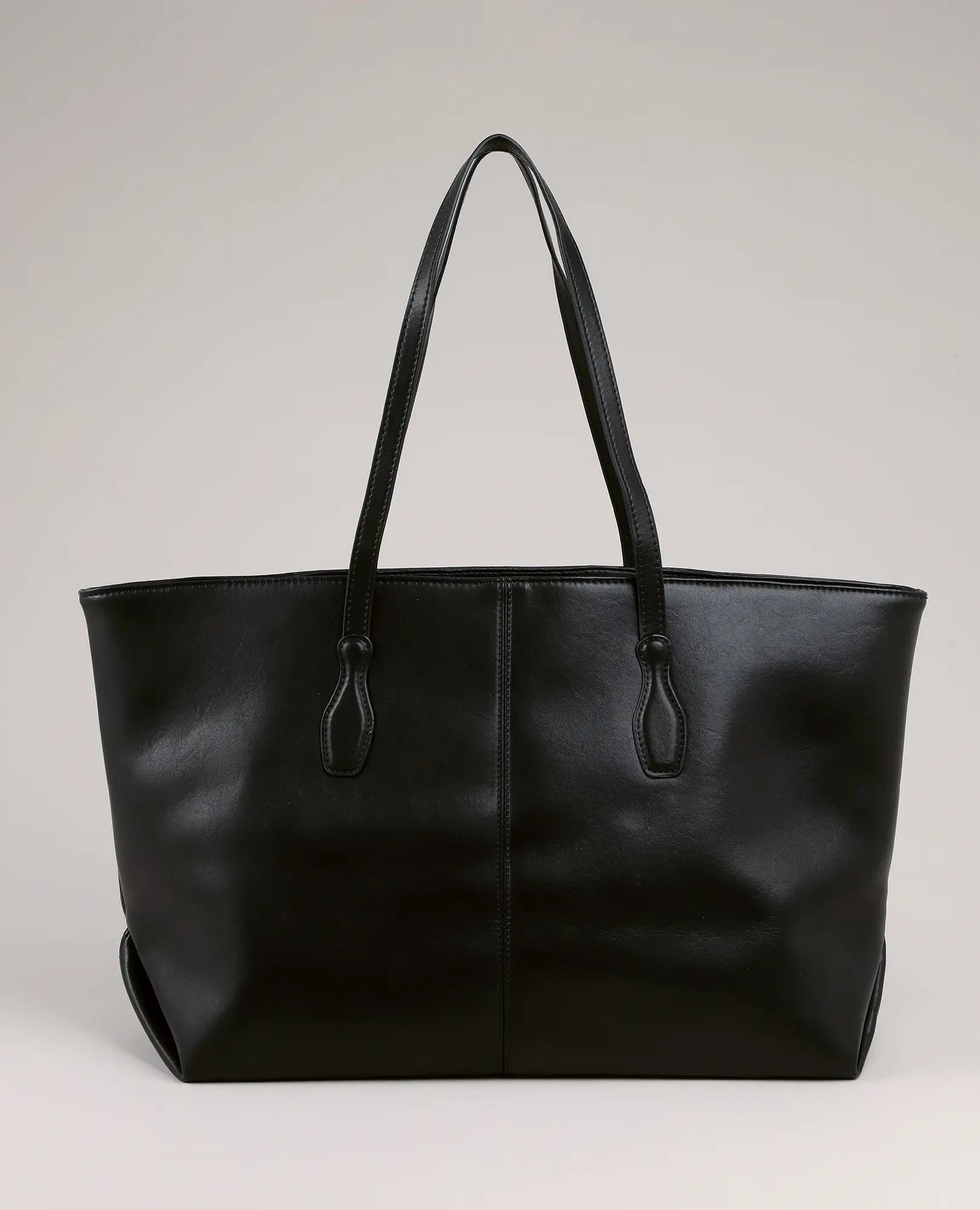 תיק צד גדול מבית B-Unique Bags עם שתי ידיות, מוצג לצד נעליים אופנתיות על רקע בהיר וחלק.