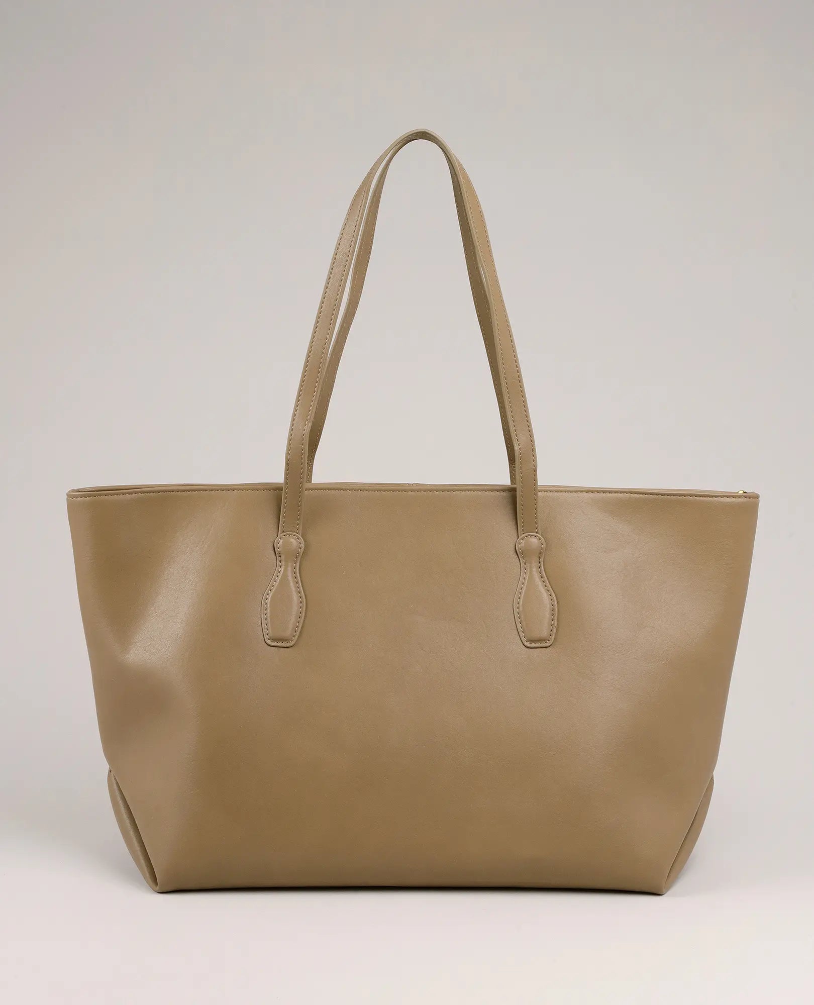 תיק צד גדול בצבע שקד מבית B-Unique Bags, דמוי עור בצבע טאופ עם שתי ידיות, מוצג על רקע בהיר.