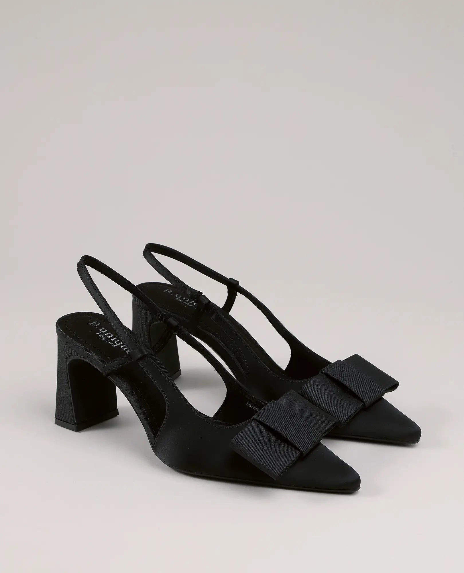 סנדלי עקב עם פפיון – דגם "פלא" מבית B-Unique VEGAN, בעיצוב סאטן שחור, עקב רחב וקישוט פפיון גדול בחזית.