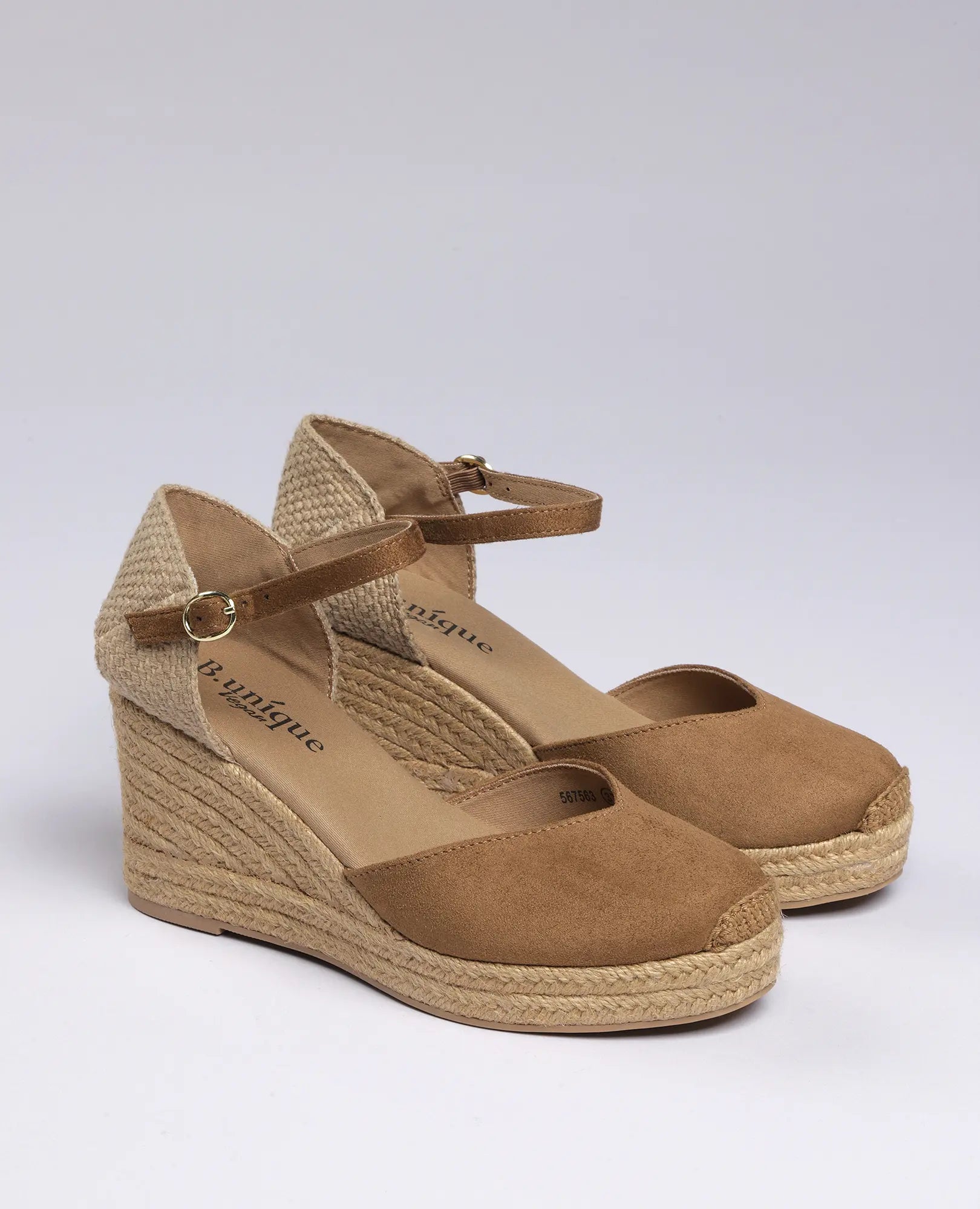 נעלי פלטפורמה - דגם "כרם" בצבע קאמל מבית B-Unique VEGAN, עם רצועת קרסול וסוליה דמוית עור.