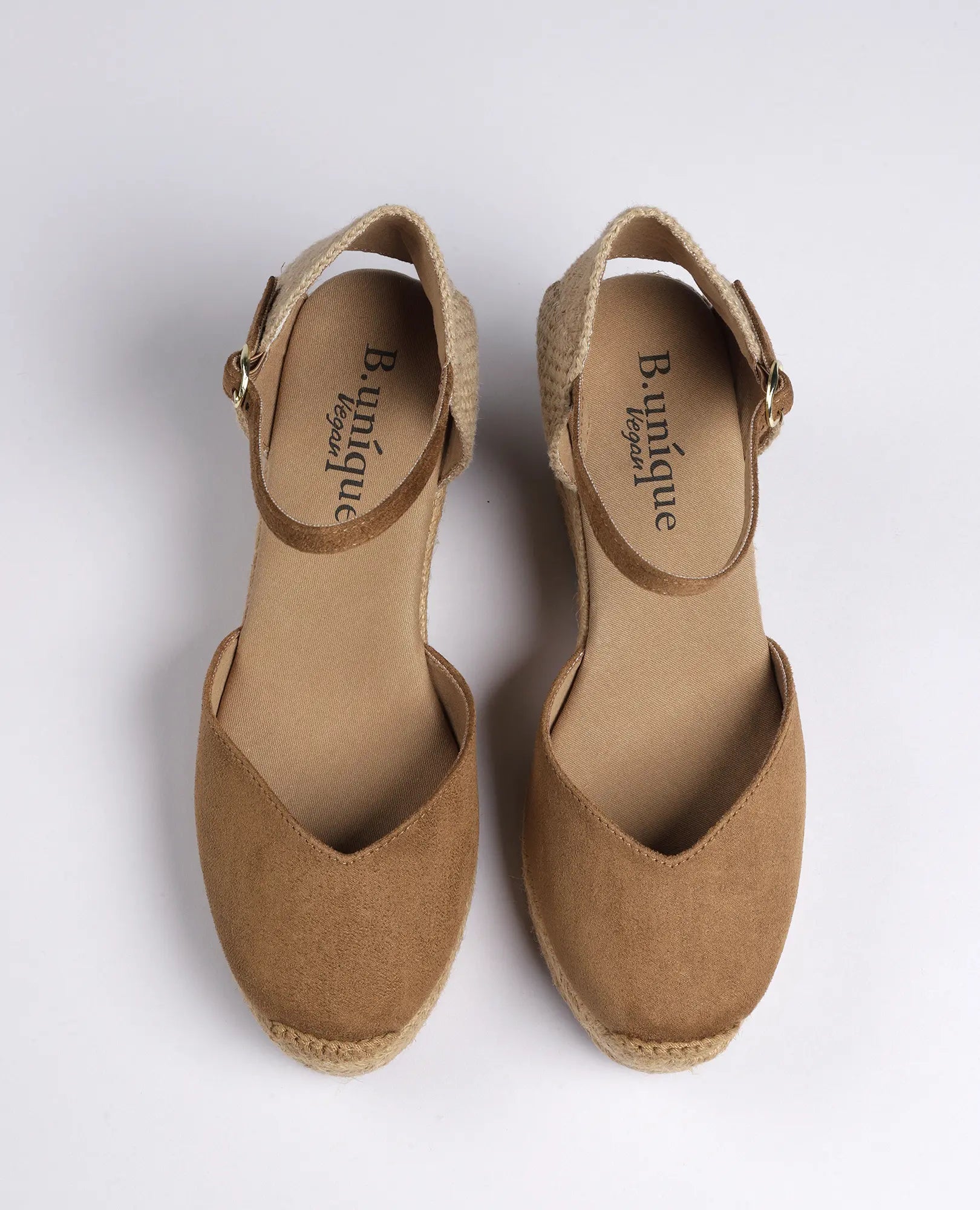 זוג נעלי פלטפורמה - כרם מבית B-Unique VEGAN עם רצועת קרסול ועור סינתטי, מוצג על רקע לבן.