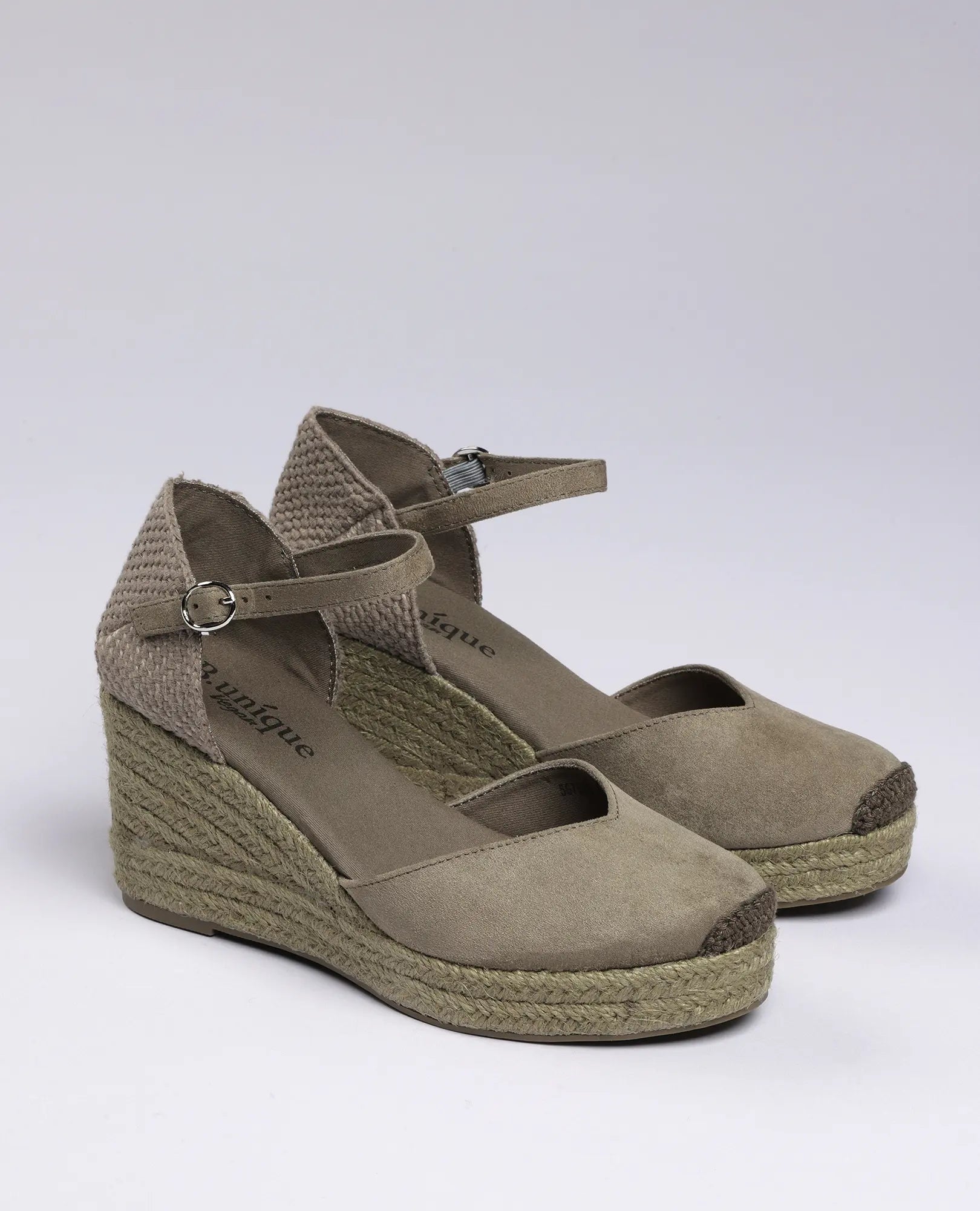 זוג נעלי פלטפורמה ירוקות מדגם "כרם" של B-Unique VEGAN עם רצועת קרסול ועקב מחוספס, על רקע בהיר אחיד.