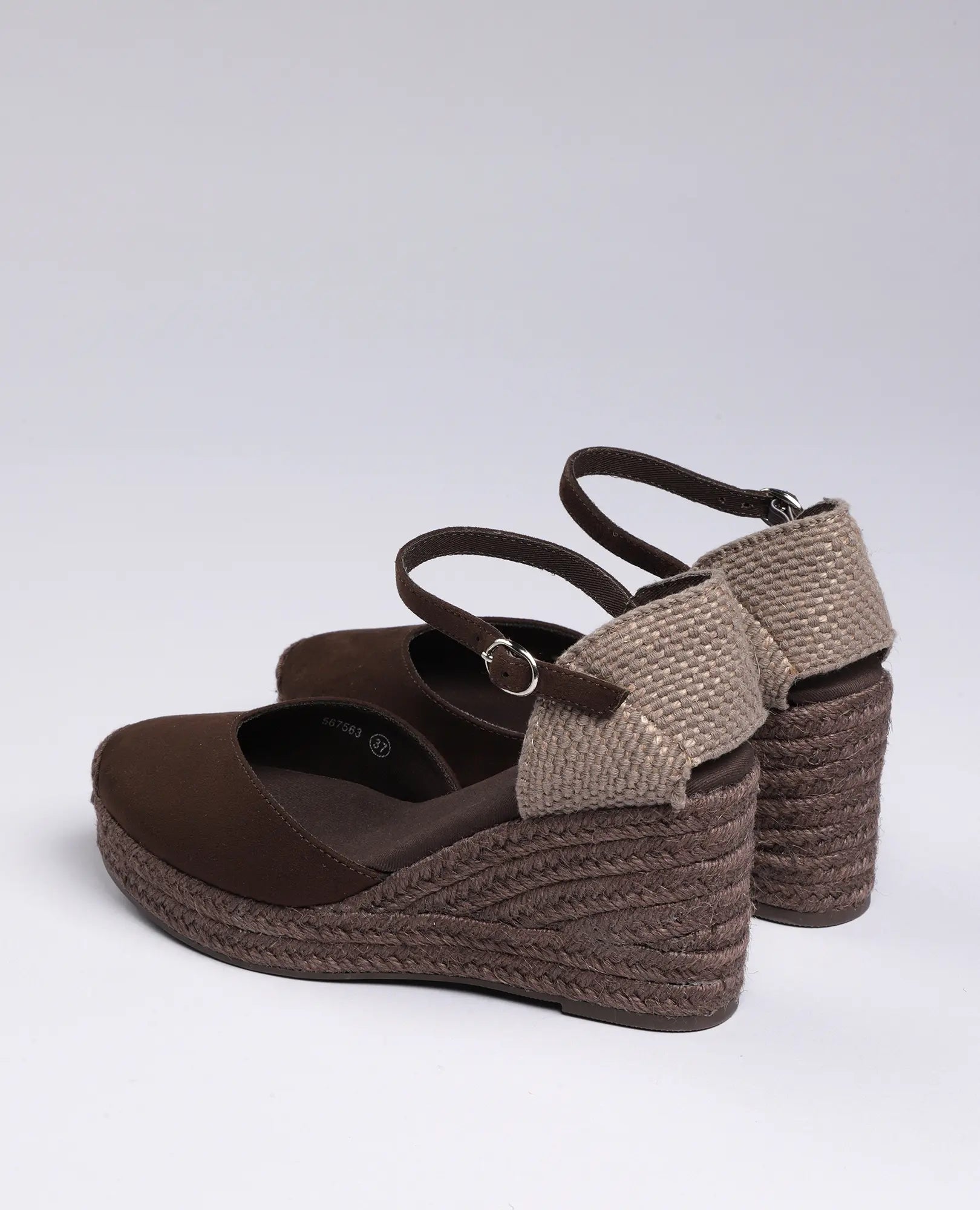 נעלי פלטפורמה-כרם של B-Unique VEGAN, דמוי עור חום עם רצועת קרסול ועקב קש קלוע על רקע לבן.