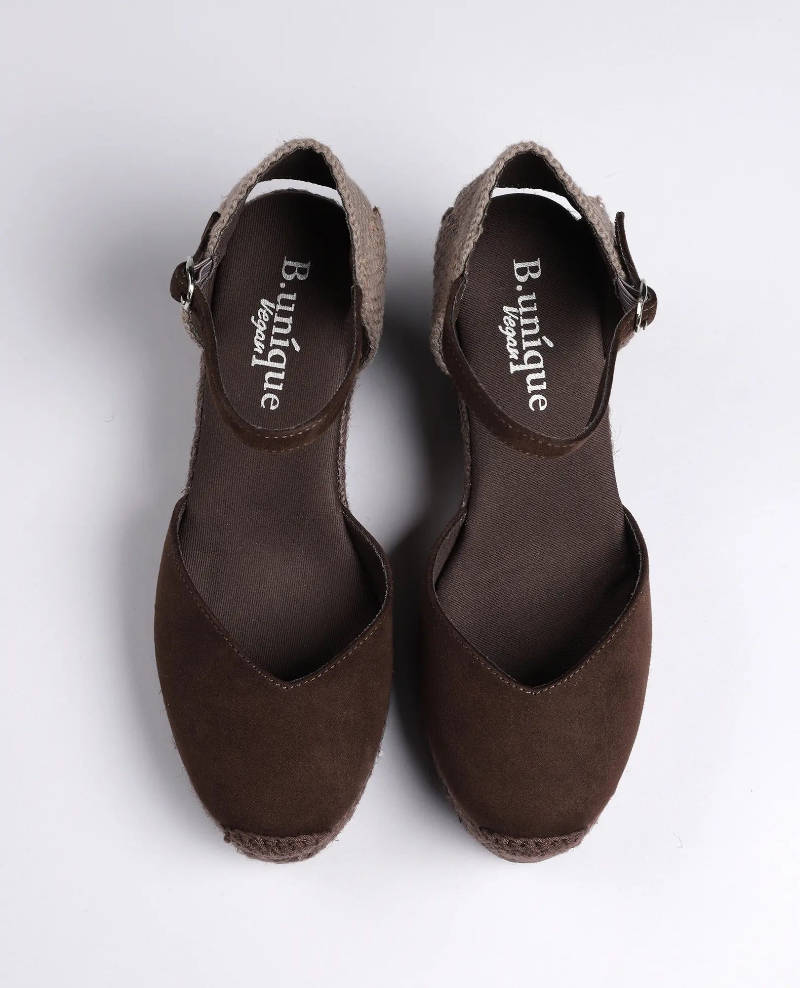 זוג נעלי פלטפורמה - כרם מבית B-Unique VEGAN עם רצועת קרסול, במבט מלמעלה על רקע לבן.