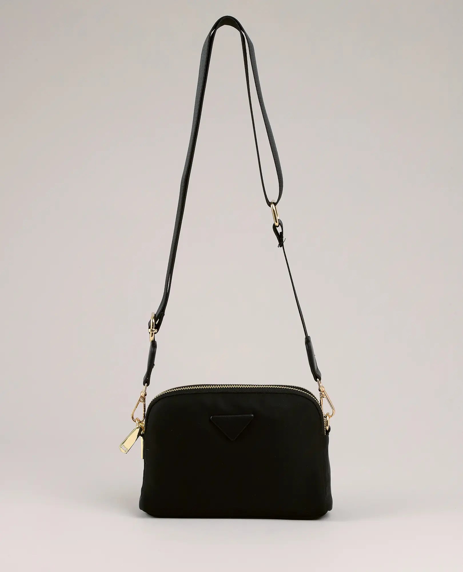 תיק צד - ויקטוריה מבית B-Unique Bags, עשוי מניילון קשיח בעיצוב מינימליסטי עם רצועה מתכווננת, מוצג על רקע בהיר.