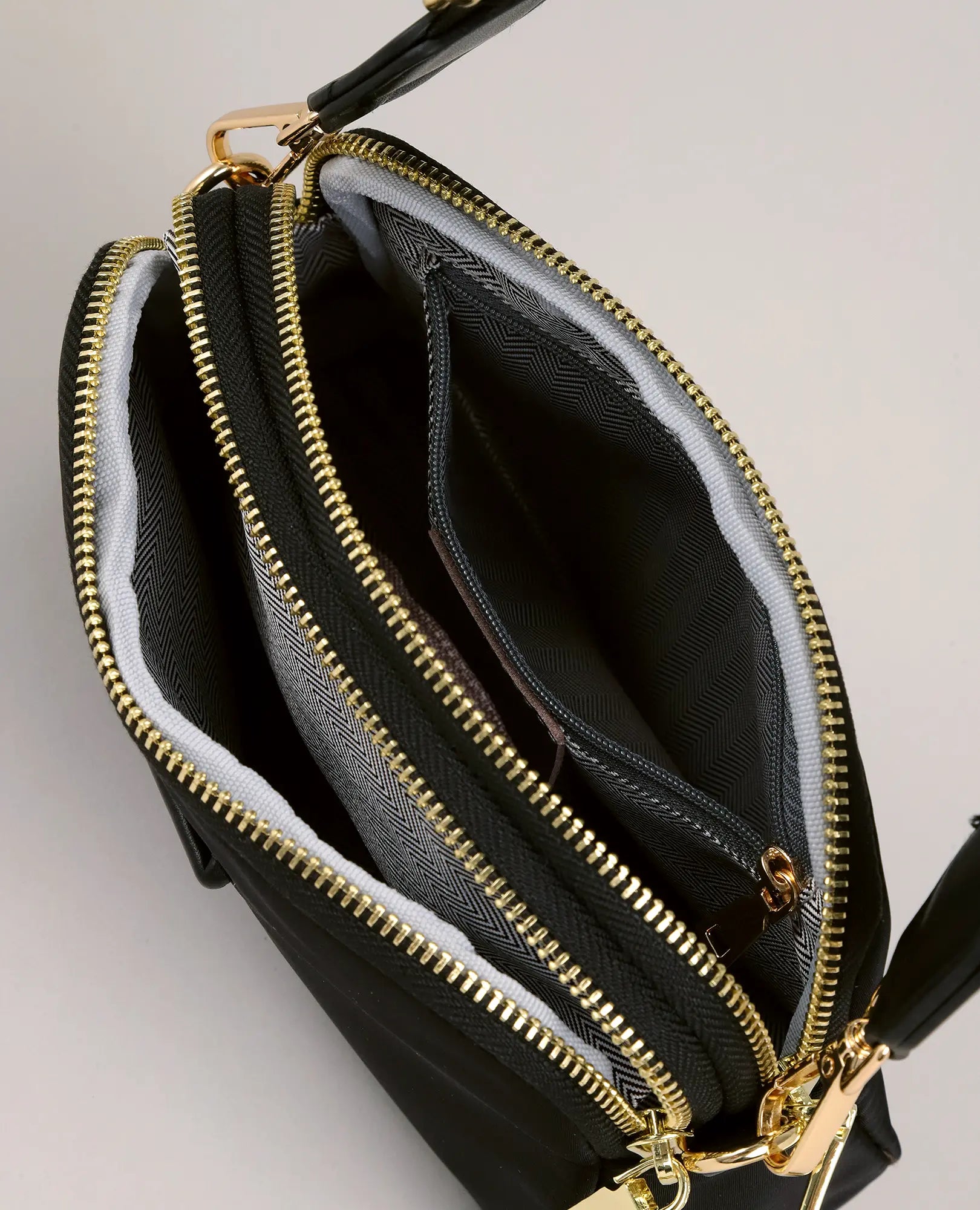 תיק צד - ויקטוריה מבית B-Unique Bags, שחור עם שני תאים ורוכסנים מוזהבים, בטנה מבד אפור בדוגמה, מבט על.