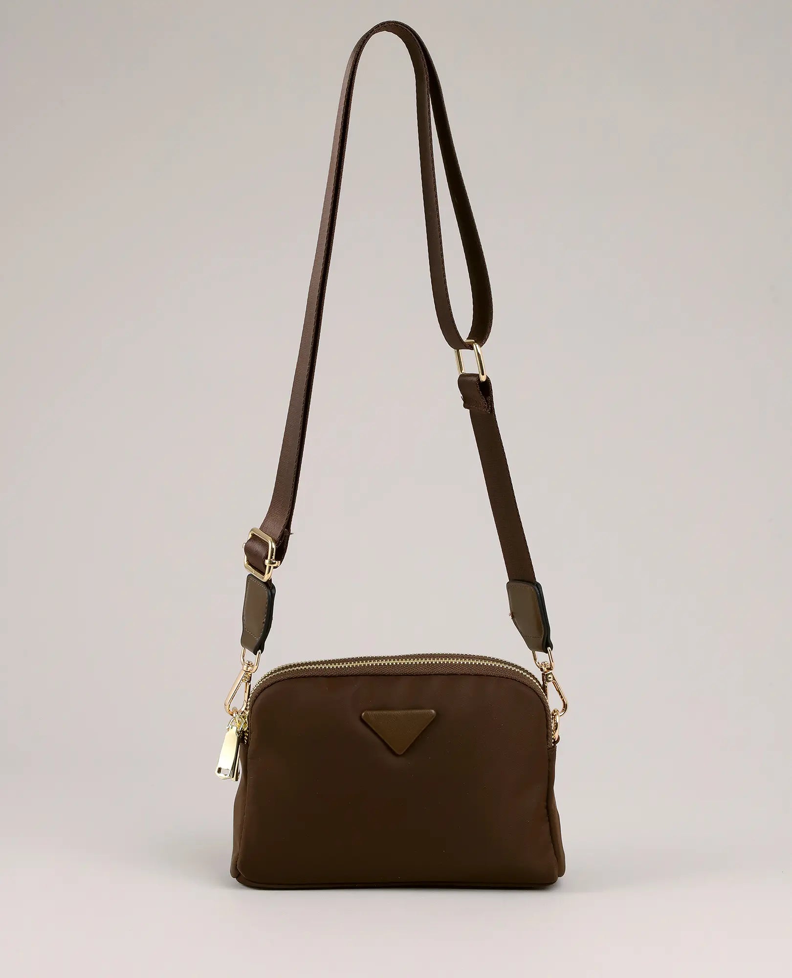 תיק צד - ויקטוריה מבית B-Unique Bags מניילון חום, רצועה מתכווננת, רוכסן בציפוי זהב וקישוט בצורת מנעול.