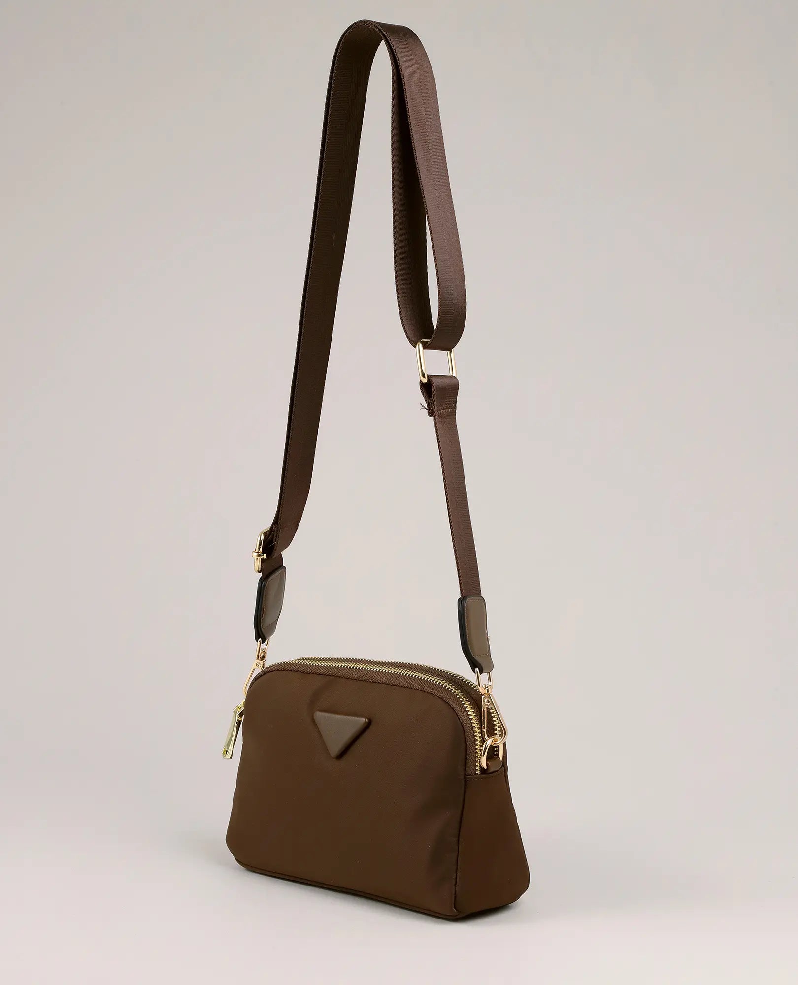 תיק צד - ויקטוריה מבית B-Unique Bags עם רצועה מתכווננת, רוכסנים מוזהבים וניילון קשיח במרקם משולש.