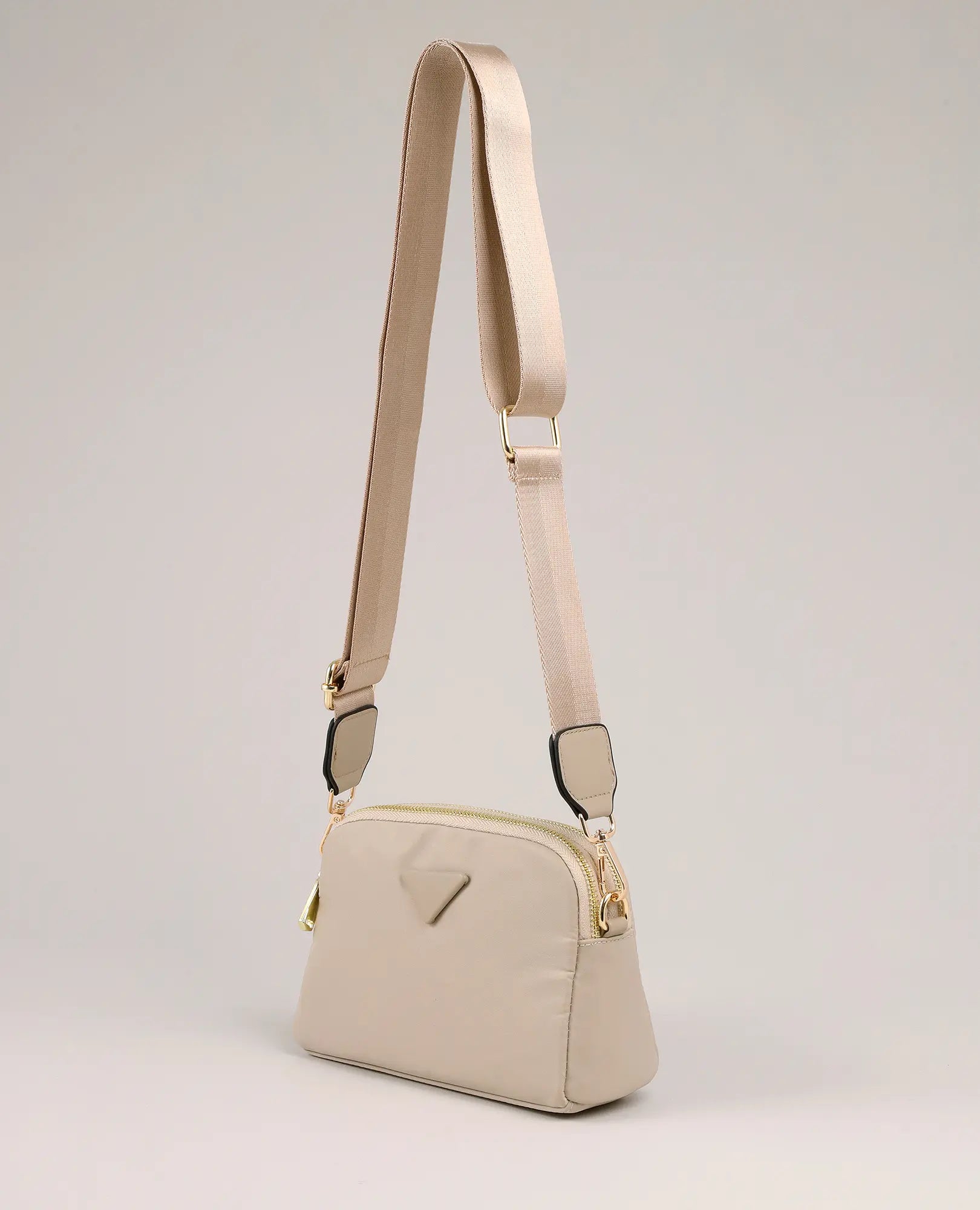 תיק צד - ויקטוריה מבית B-Unique Bags: ניילון קשיח, רצועה מתכווננת, אבזמי זהב ורוכסן, מוצג על רקע בהיר.