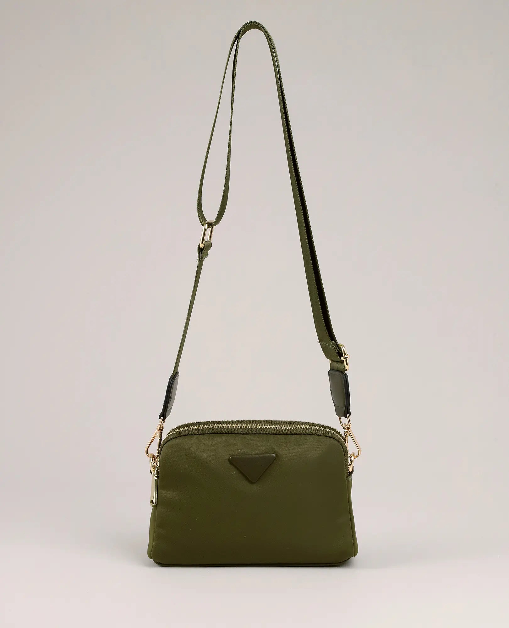 תיק צד - ויקטוריה מבית B-Unique Bags, עשוי מניילון בצבע ירוק זית עם רצועה מתכווננת, בעיצוב מלבני קלאסי.