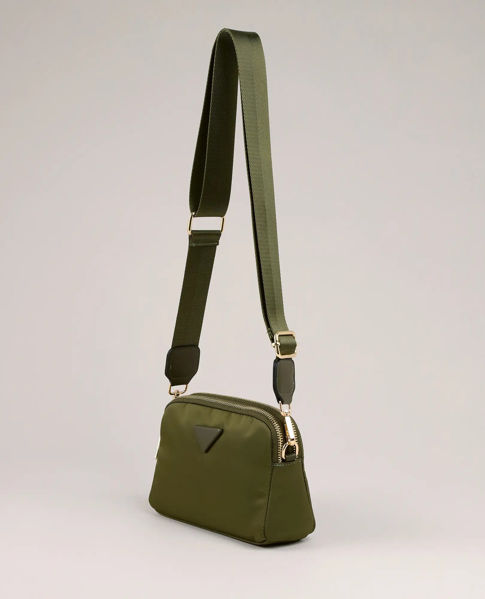 תיק צד - ויקטוריה מבית B-Unique Bags, מניילון זית קשיח עם רצועה מתכווננת, אבזמי זהב ורוכסן.