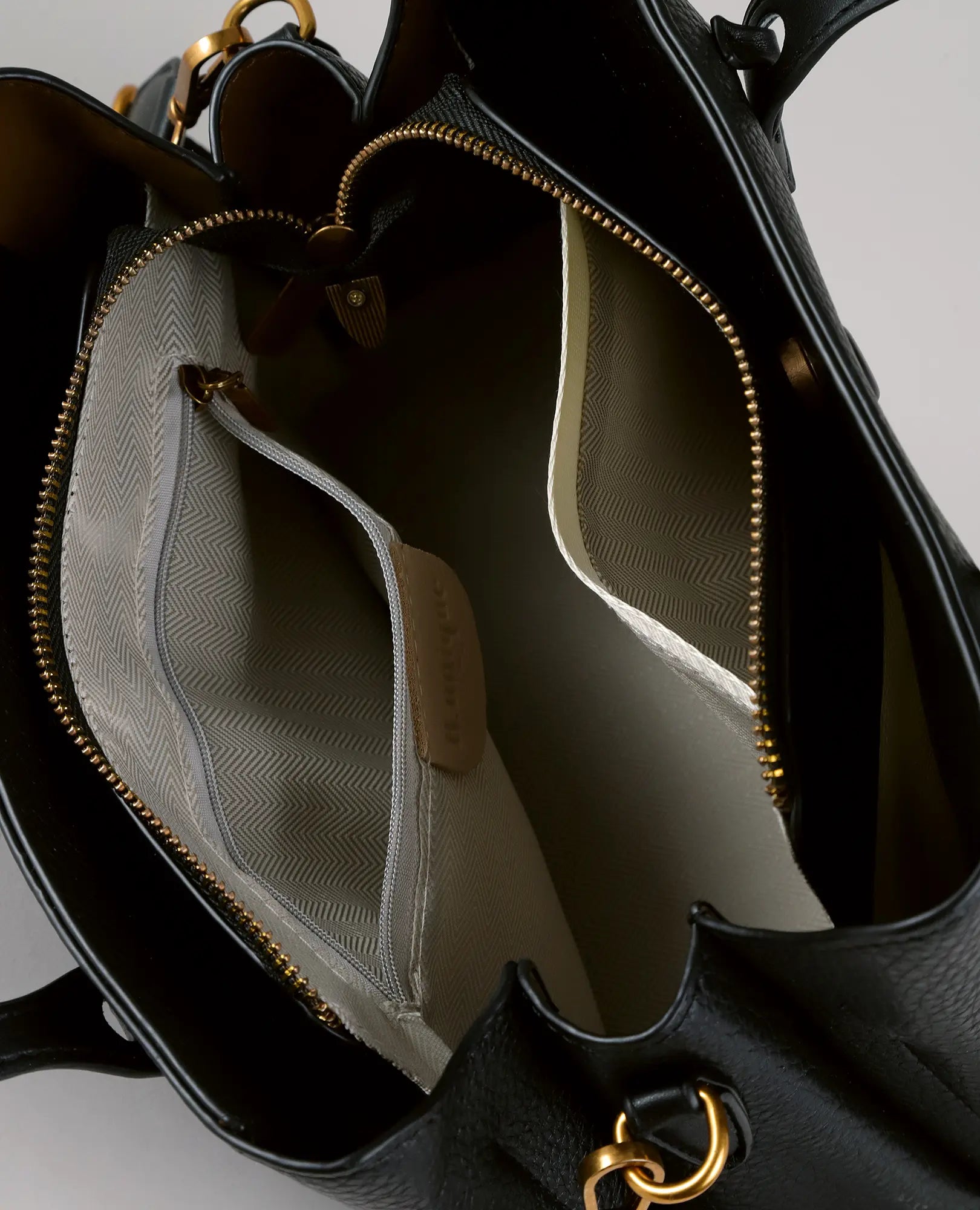 B-Unique Bags תיק צד - תובל: דמוי עור שחור, אבזור מוזהב, תאים מרובים, כיס עם רוכסן וריפוד בהיר.