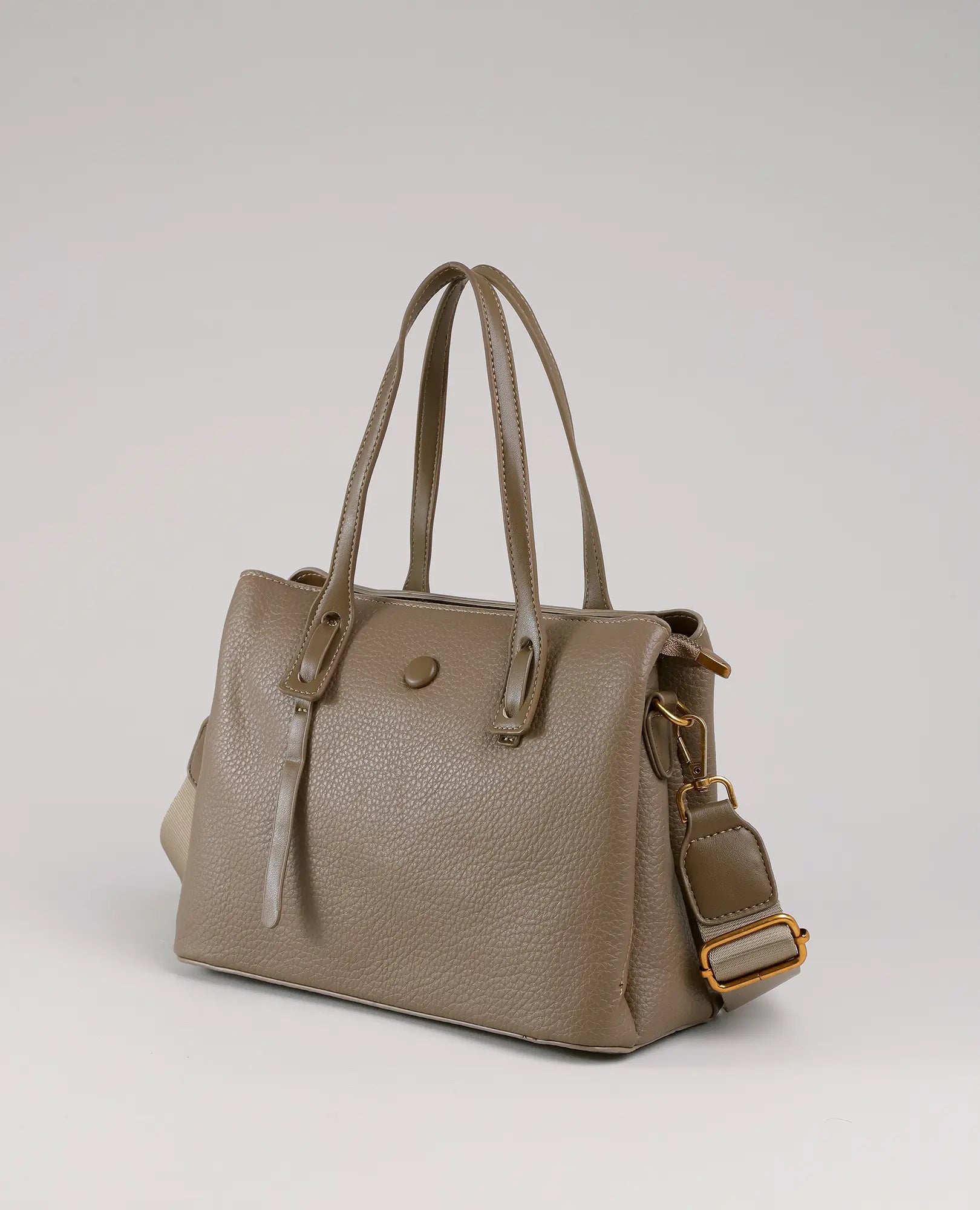 תיק צד-תובל בצבע טאופ מבית B-Unique Bags, עם רצועת כתף נשלפת וידיות כפולות, מוצג על רקע בהיר.