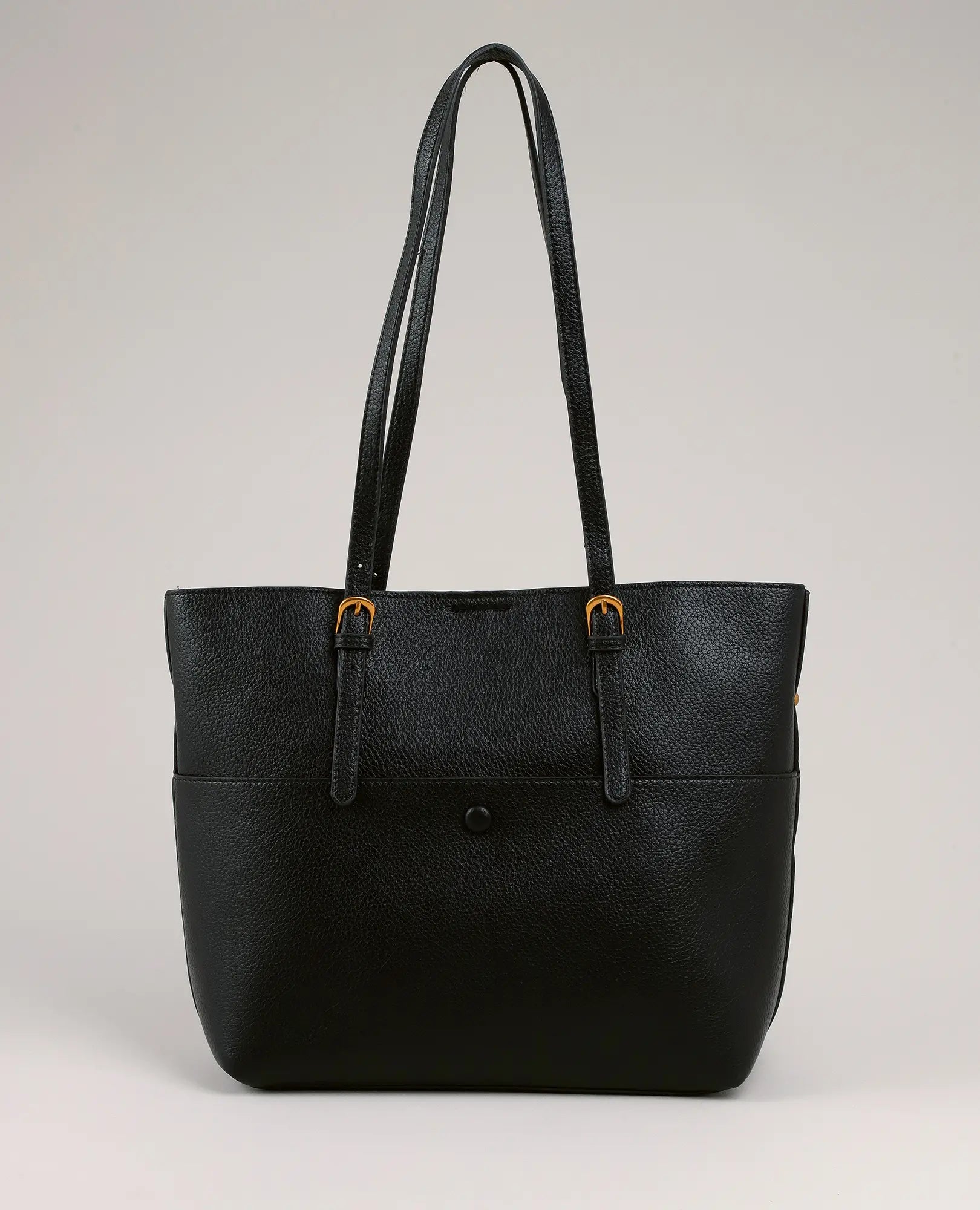 תיק צד גדול - "אמיליה" מבית B-Unique Bags, דמוי עור שחור עם רצועות כפולות ואבזמים מוזהבים.