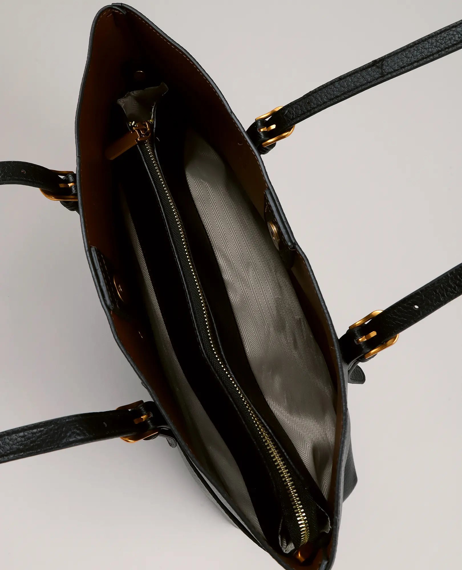 מבט מלמעלה על תיק צד גדול - אמיליה מבית B-Unique Bags, עם שני תאים מרכזיים, כיס מרכזי עם רוכסן וידיות צדדיות.