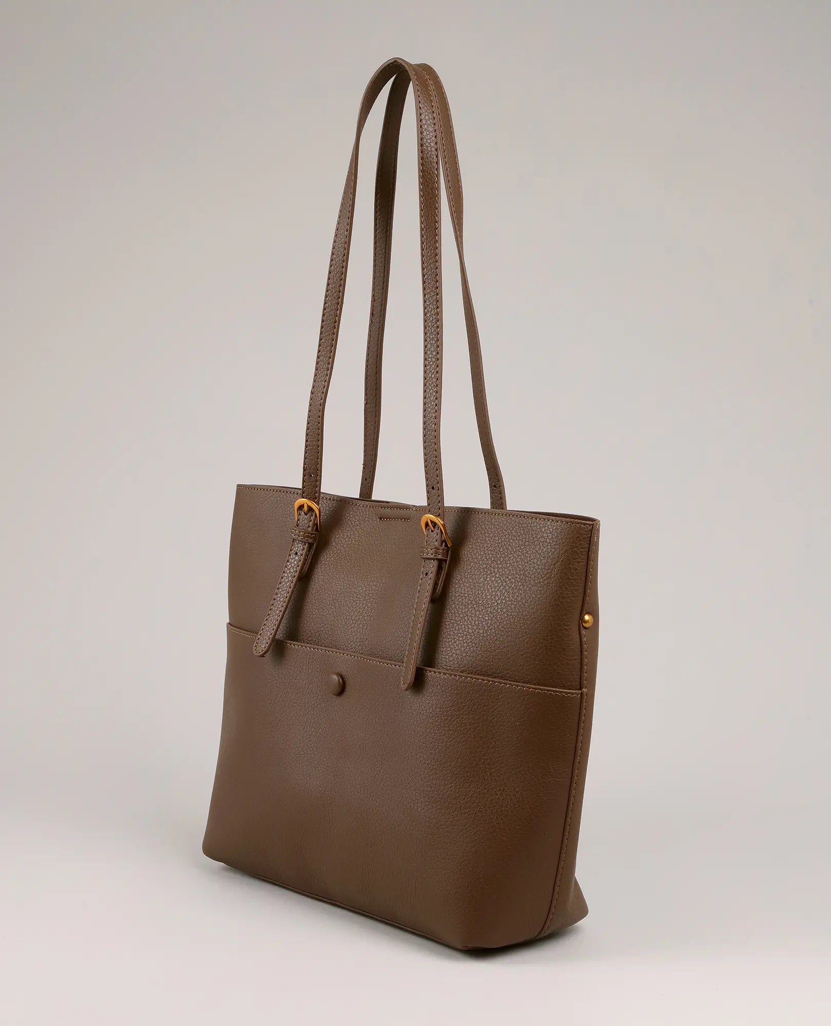 תיק צד גדול - אמיליה מבית B-Unique Bags, דמוי עור חום עם רצועות כפולות וכיס קדמי, מוצג על רקע בהיר.