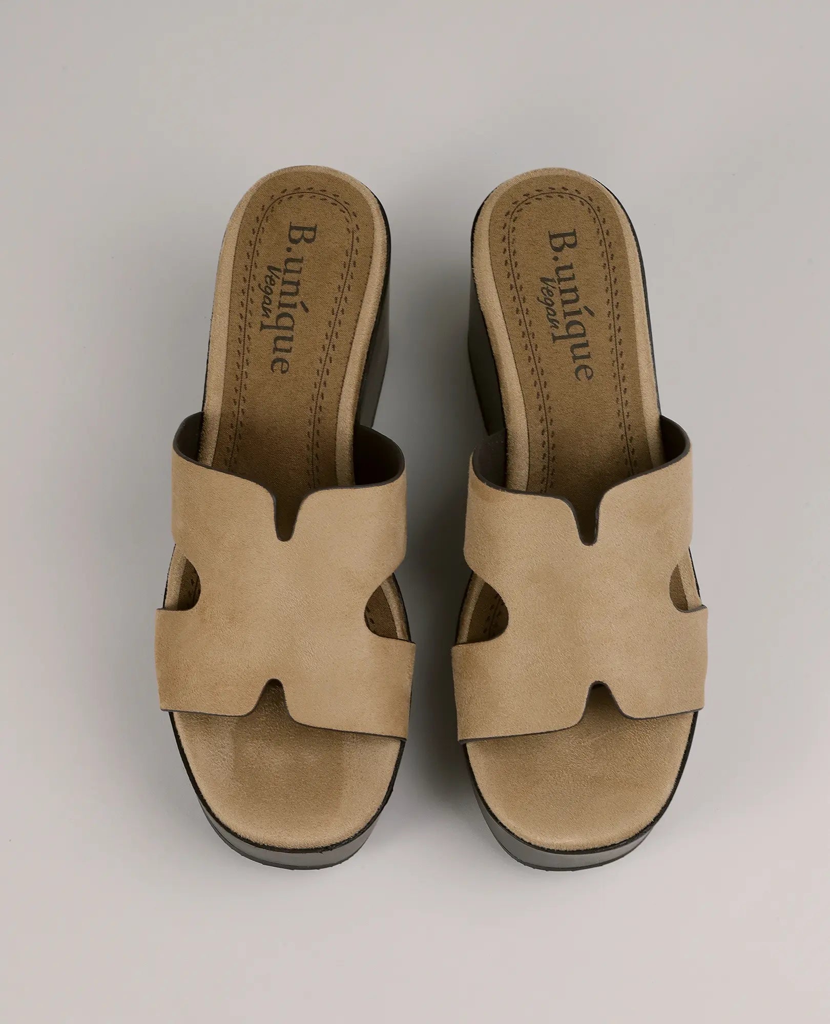 זוג כפכפי פלטפורמה בצבע בז' עם צדף מבית B-Unique VEGAN, עם אצבעות חשופות, חיתוכים וסוליות פלטפורמה.